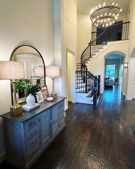 A welcoming #entryway doesn’t happen by accident. It’s all in the lighting & layers! Imagine this space with no chandelier, no lamps, no styled decor. Still a beautiful home…but not quite the same statement. ✨ 
#WoodlandsStyleHouse 