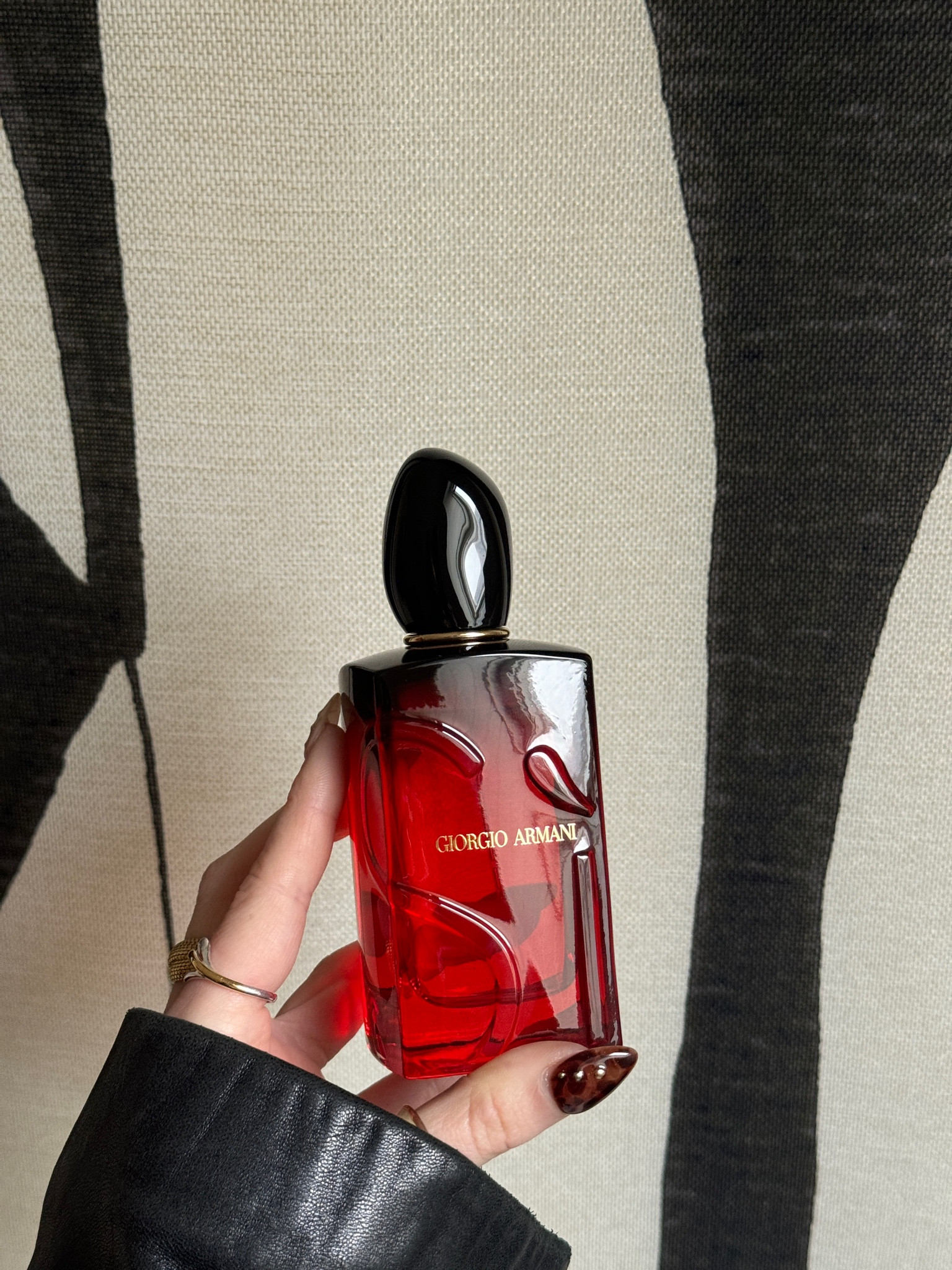 Armani Sí Passione Intense

Top notes : Blackcurrant & Pear 
Heart notes : Jasmine 
Base notes : Vanilla & Woody Moss

An exquisite and sumptuous bold fragrance, perfect for autumn winter seasons. Refillable too✨

#armanibeauty #armanisí #sípassione #justsaysí #armanifragrance #luxuryfragrances 

#LTKgiftguide #LTKluxury #LTKbeauty