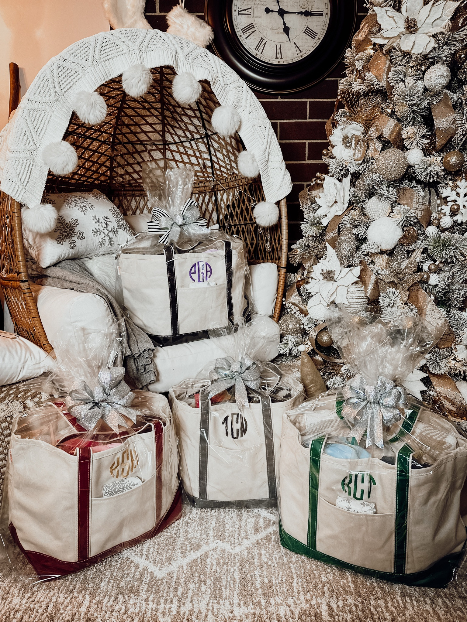 Tote bags with monograms that zip! 

#LTKHoliday #LTKSeasonal #LTKGiftGuide