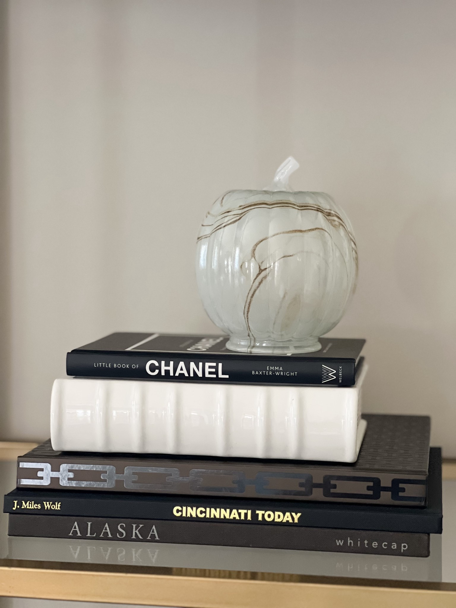 🍿I don’t decorate a lot for the Fall but I always get a few neutral pieces to add to my open shelves in the Living Room and Kitchen.  This year a found a gorgeous piece for under $5 dollars!!! Go to the link in my bio and check  out all the great options!!!


#homevibesdecorsep16 

#LTKFallSale #LTKSeasonal #LTKStyleTip