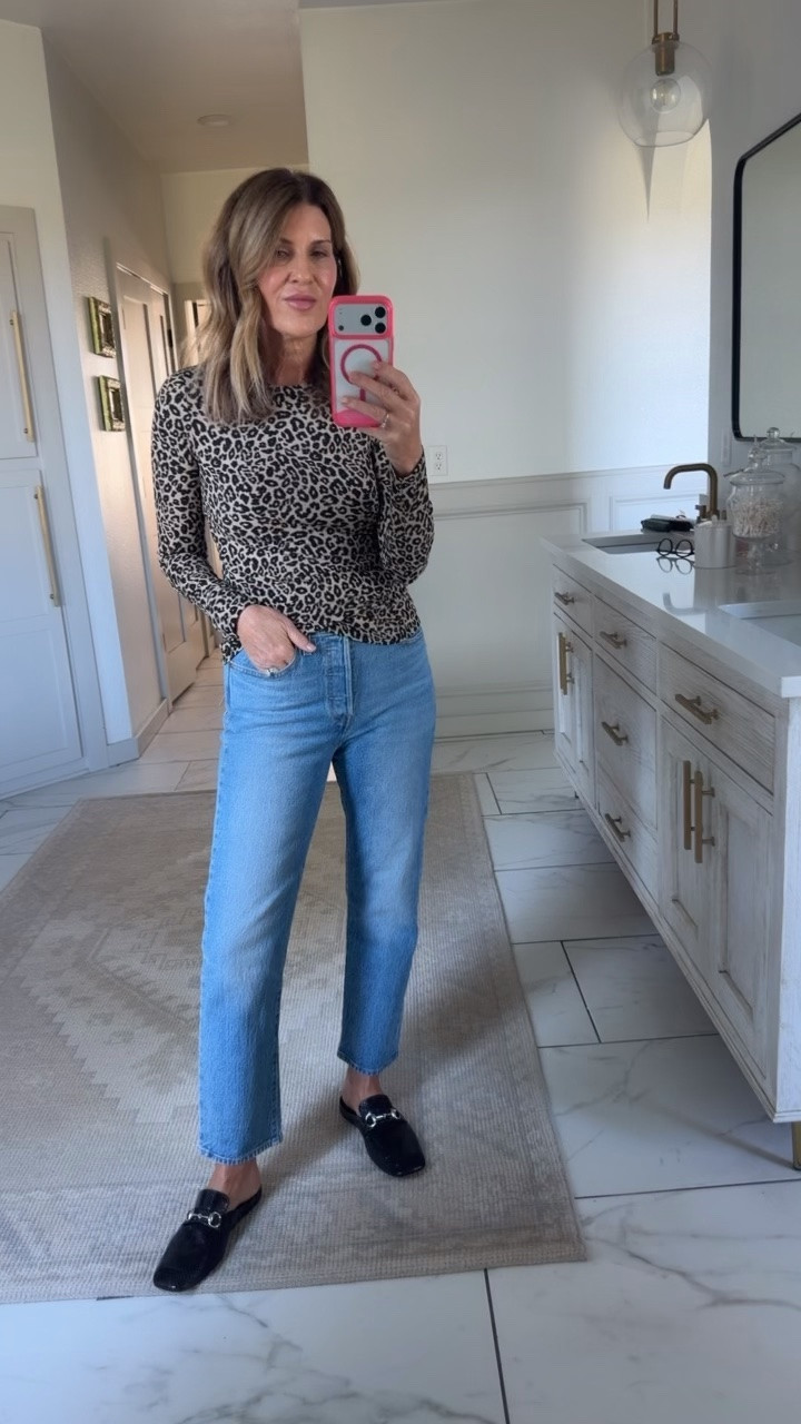 Size medium top
Size 27 jeans
Size down a half in shoes

#LTKootd #LTKdayinmylife