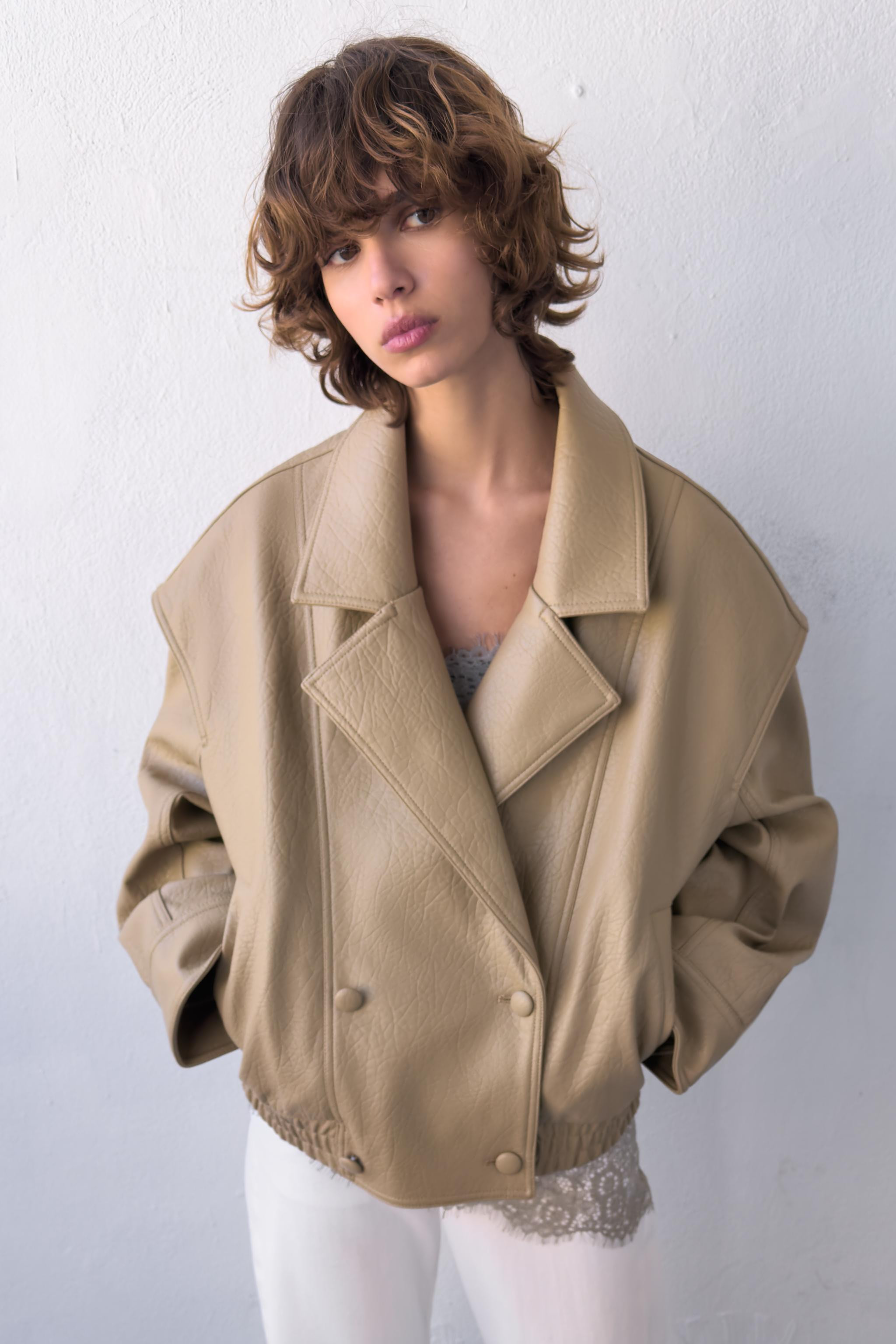 Lapel collar jacket. Long drop-shoulder sleeves with cuffs. Front welt pockets. Tonal combined in... | Zara US
