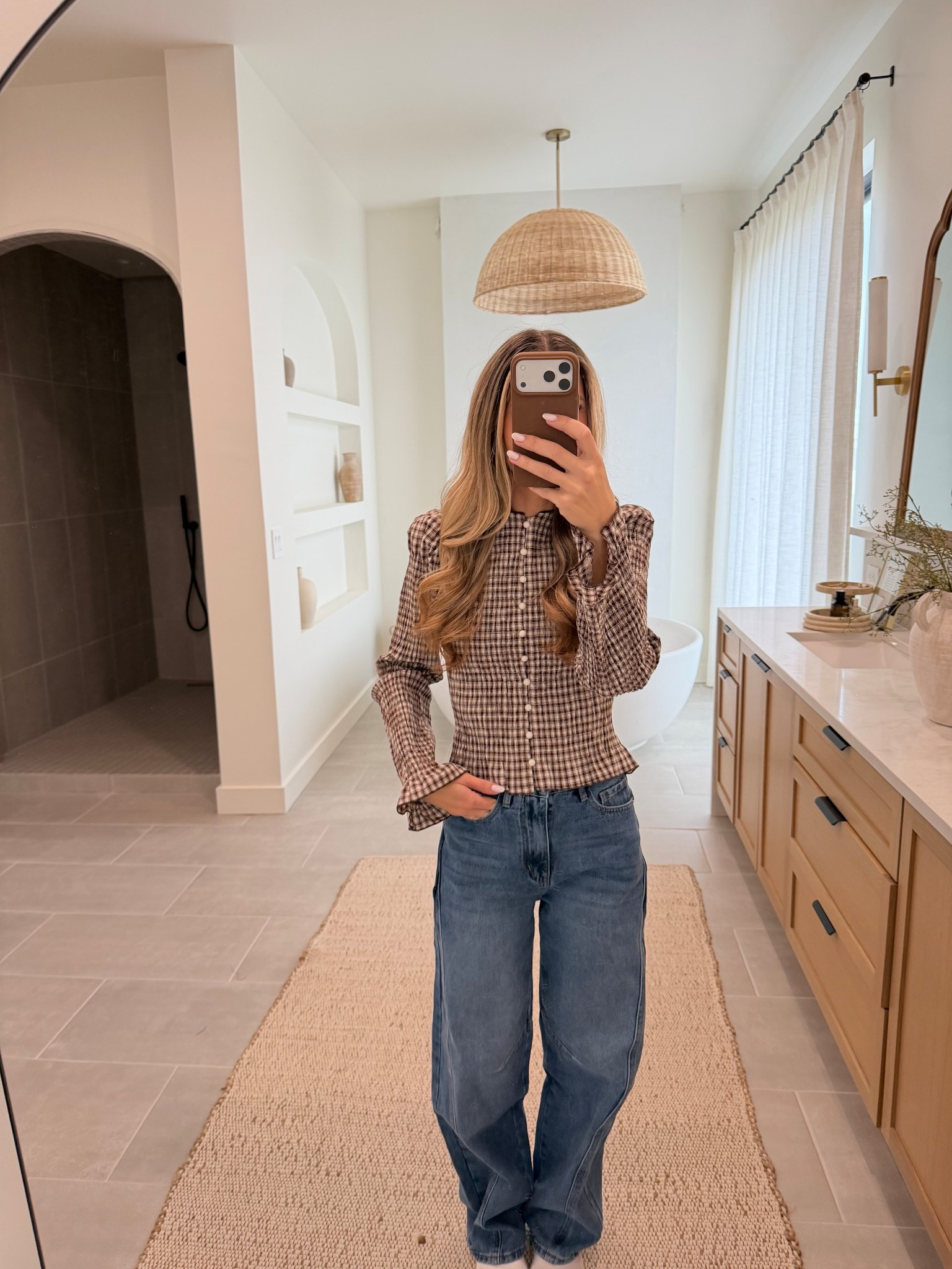 OOTD. Love these barrel jeans and this top is sooo flattering and cute. 

#LTKFindsUnder100