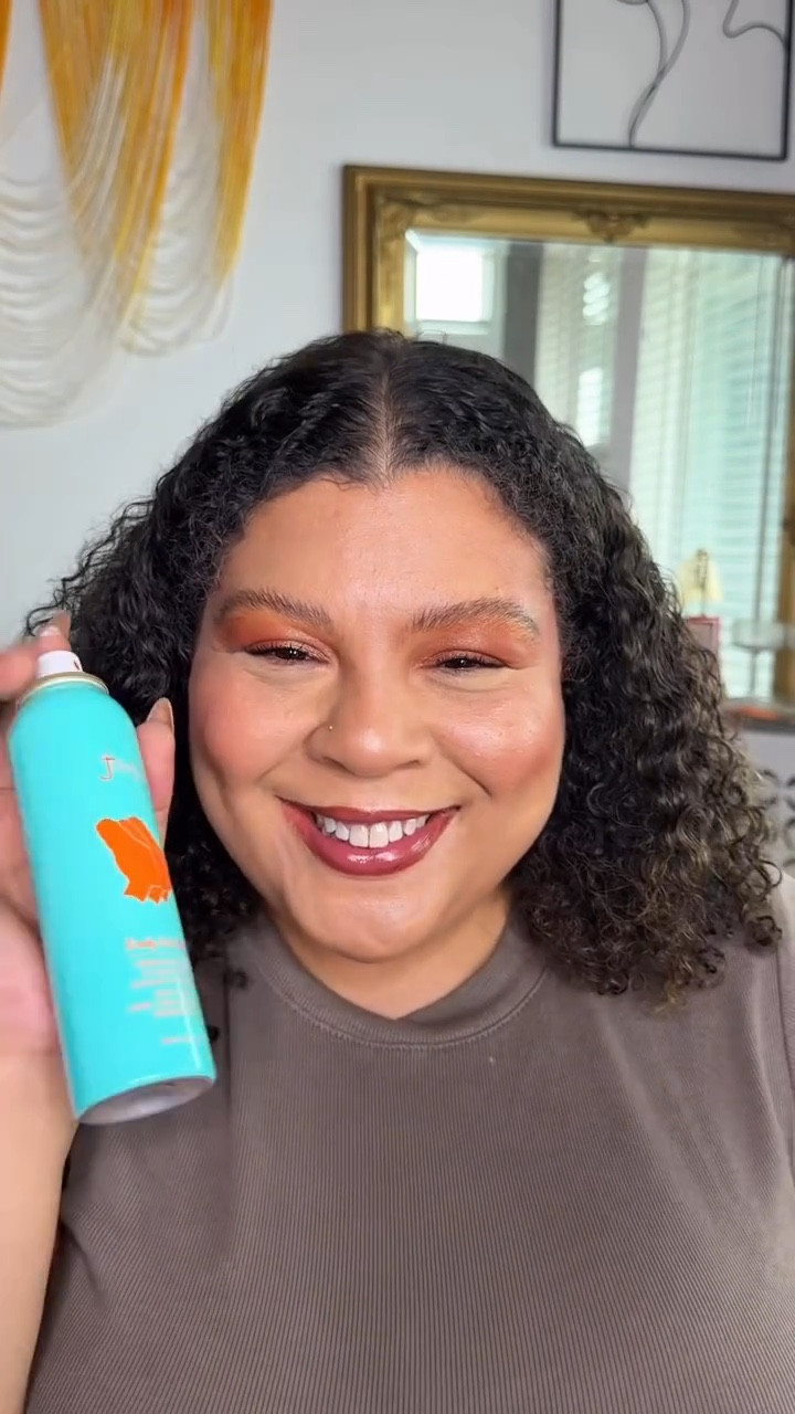 Ready, Set, & Seal 🎨 with @juviasplace 
.
.
.
I had the pleasure of partnering with one of my all time favorite cosmetics brands to highlight their new Set Spray! The entire look has been curated with only Juvia’s place products and even withstood the wear test to the gym after a full day of filming and working in-studio 
.
#juviasplace #setthescene #settingspray #gifted
