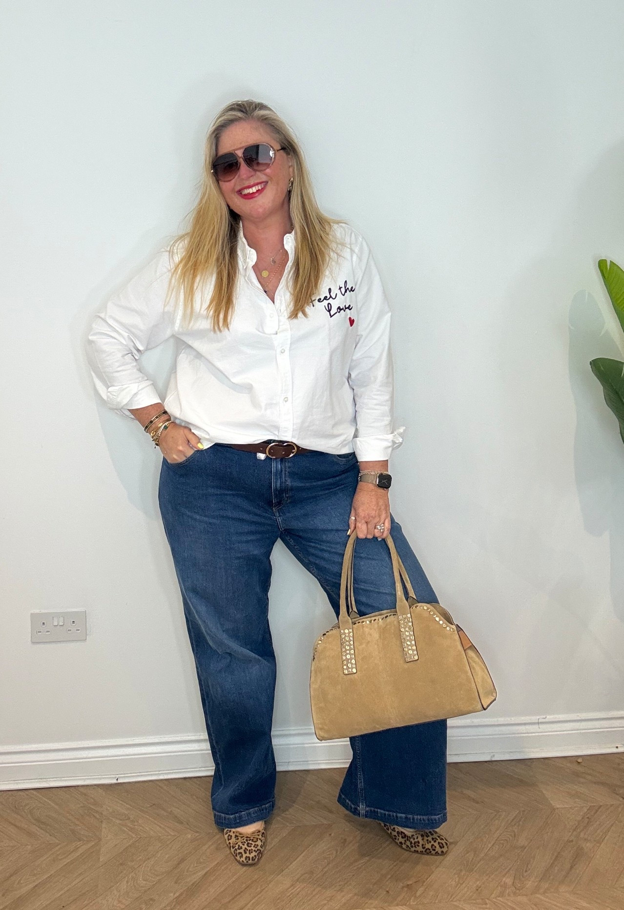 White shirt, jeans, beige suede bag, leopard flats, sunglasses, belt 

#LTKjeans #LTKstyletip #LTKplussize