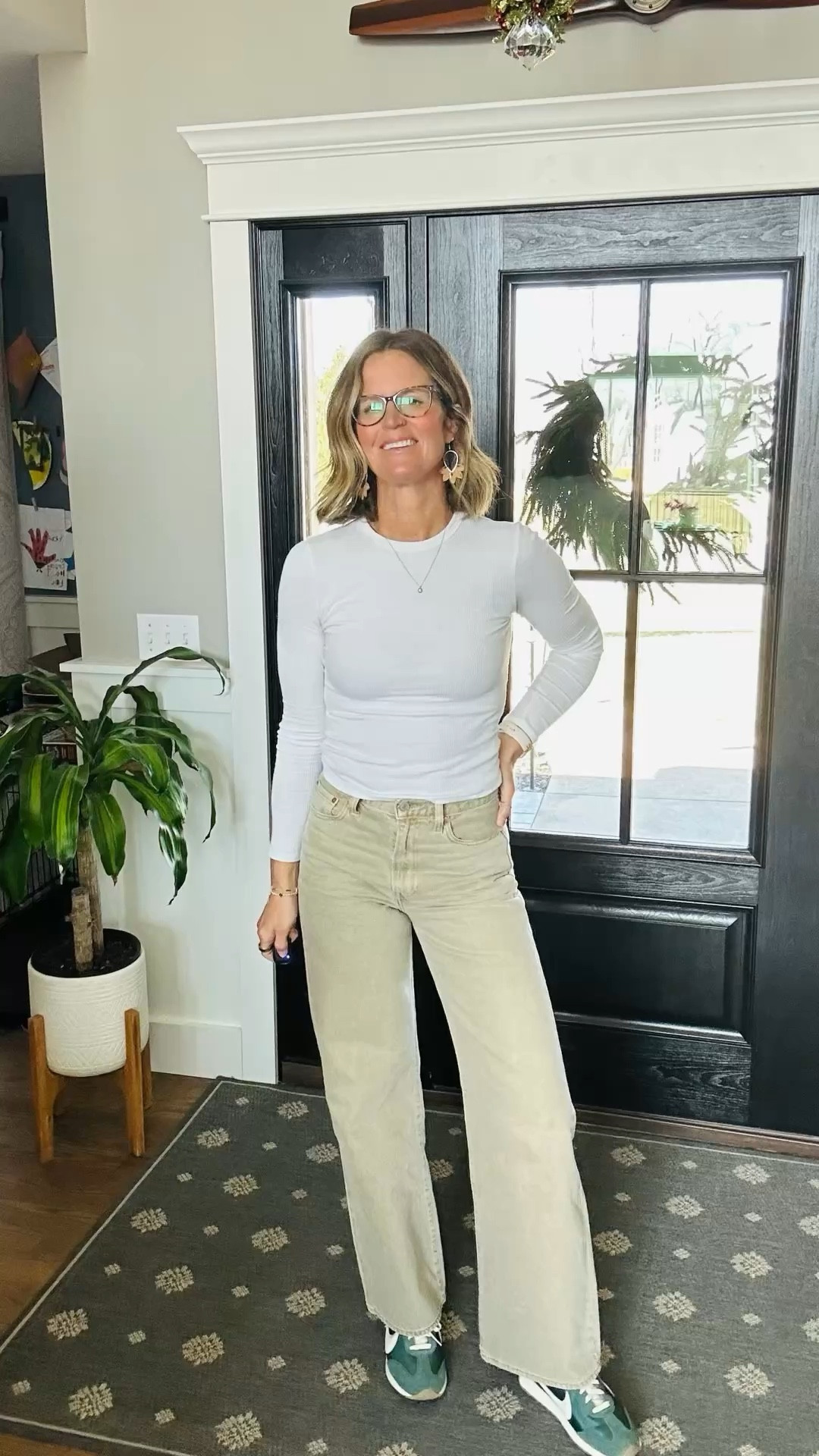 These are your sign to try the ribcage wide leg jeans 🤍🙌
High rise = snatched waist
Wide leg = effortless + flattering

I paired mine with a simple fitted long sleeve + sneakers for that everyday elevated look you can actually live in 👏

Perfect for casual day at the office, school drop-offs, errands, or casual date nights — and they make your legs look SO long 🔥

Wearing a size 27x32: 5’9/140lbs/size 27

#LTKOver40 #LTKootd #LTKTall