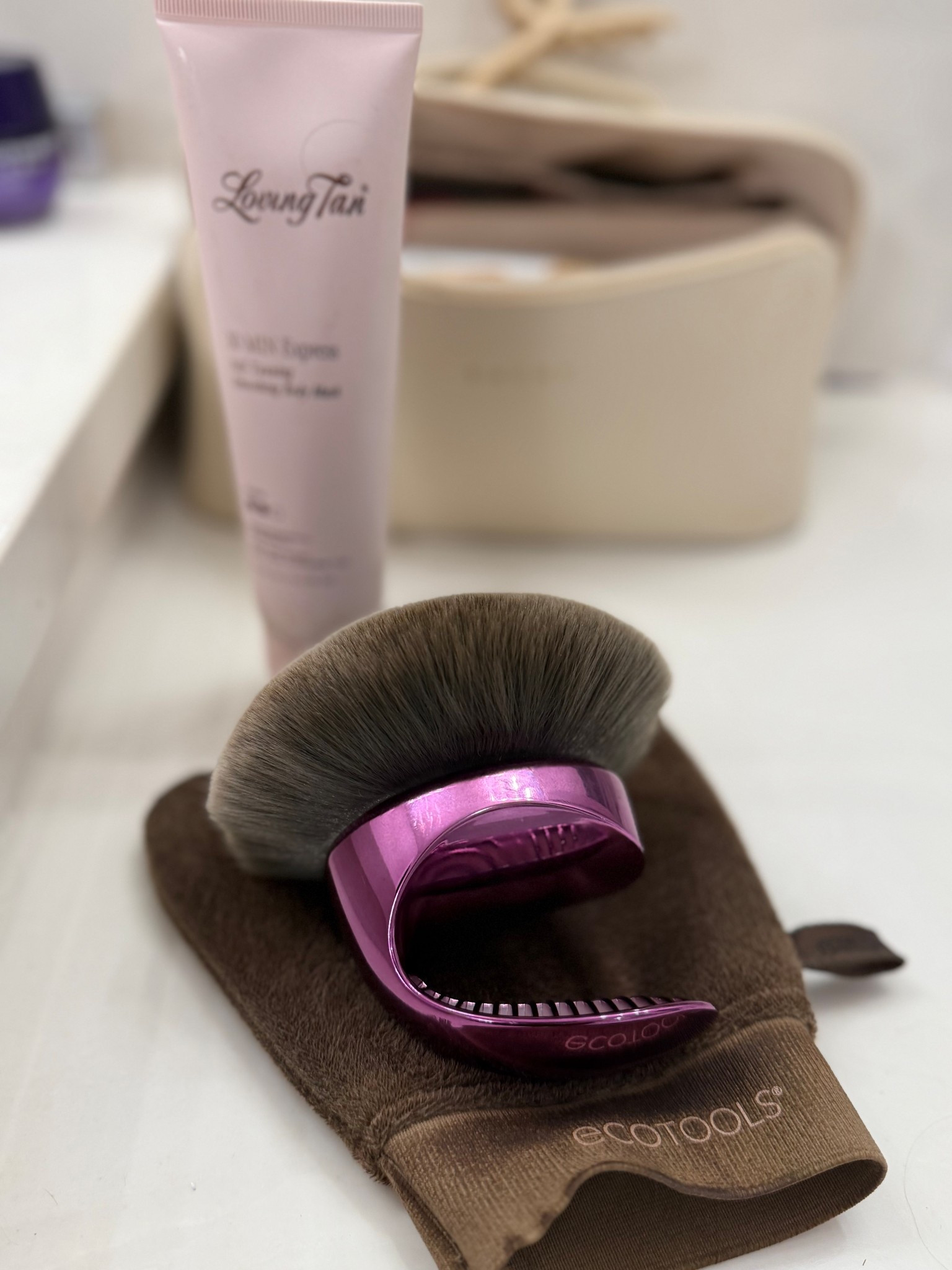 10 min tan… but really a 1-hour tan that develops overnight 🙌

• Exfoliate + apply on clean, dry skin
• Use a mitt (gel formula = SO good)
• Brush for hands/feet + back
• Quick rinse after 1 hour (no full shower!)
• No lotions after

Wake up with the prettiest glow ✨
Dries fast, no smell, and perfect for vacation touch-ups ☀️
Note: one little drop of tanning serum on face at night mixed with cerave night cream! ✔️

Game changer for summer!
@Target @ulta 
