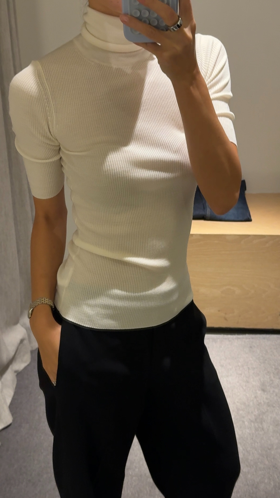 Turtleneck Short Sleeve from Theory

Wearing size XS 

 