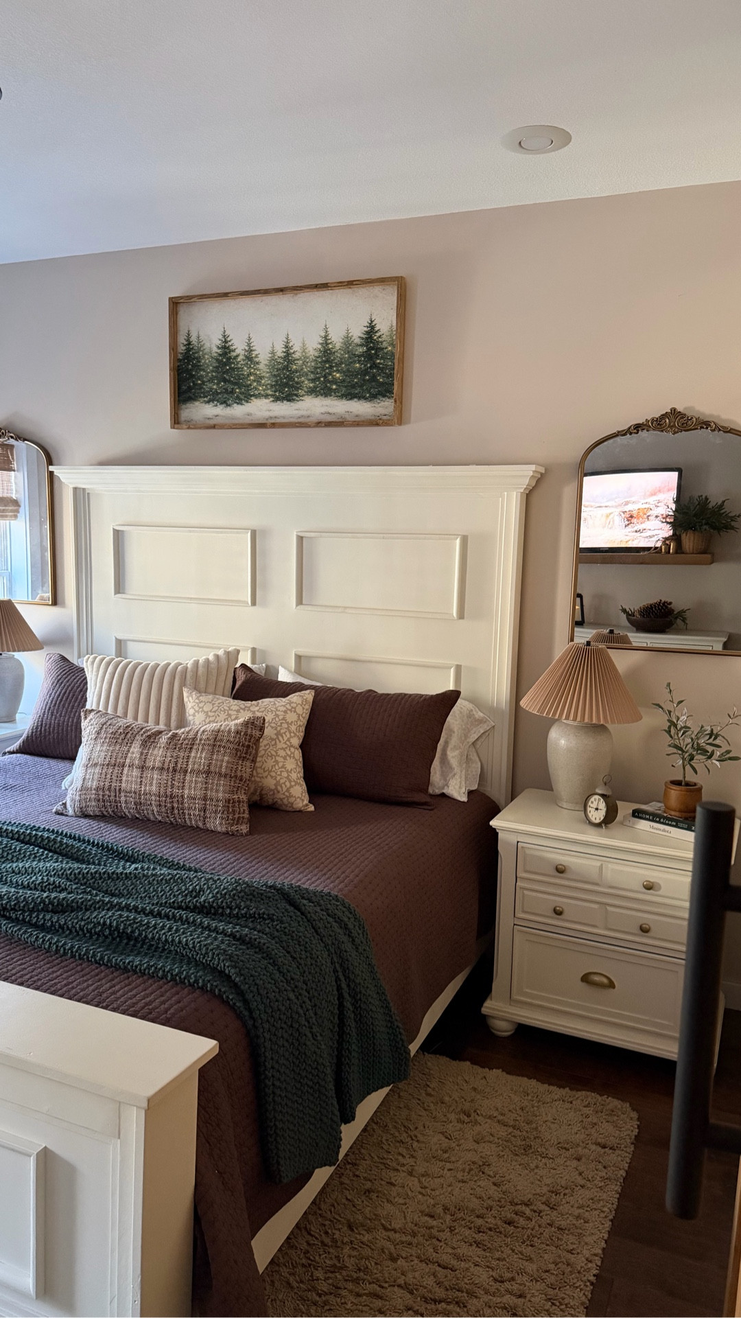 Here’s this week’s episode of STYLE MY PILE ✨

Sharing our Winter bedroom this morning! It’s pretty cozy if I do say so myself!  🥰🤗 Have a super happy day friends! 🤎🌲

#bedroominspo #winterdecor #betterhomesandgardens #mybhg #southernliving
