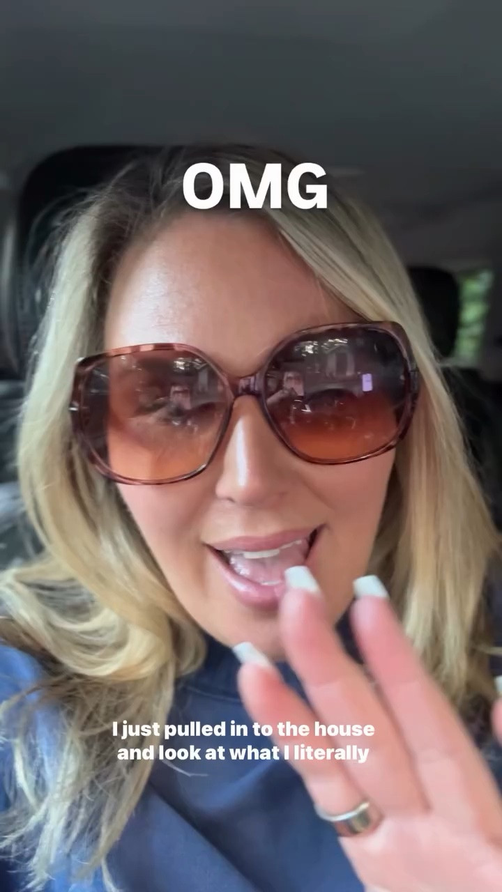 My favorite sunnies!! Plus size, outfit inspo, accessories, apron belly, fall fashion