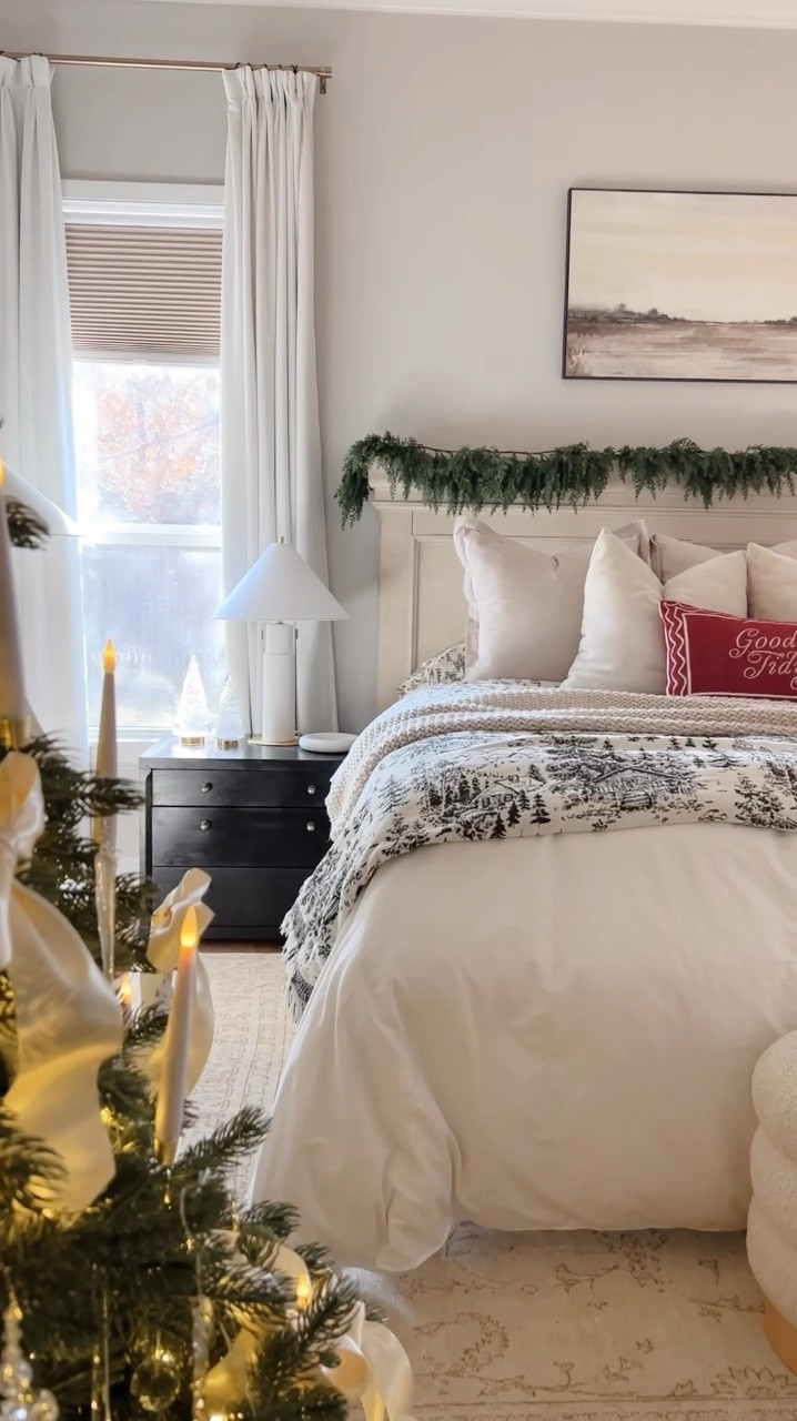 Vamos a darle un toque navideño a este cuarto … #primarybedroom #xmasbedroom #christmasbedroom 

#LTKHoliday #LTKHome #LTKSeasonal