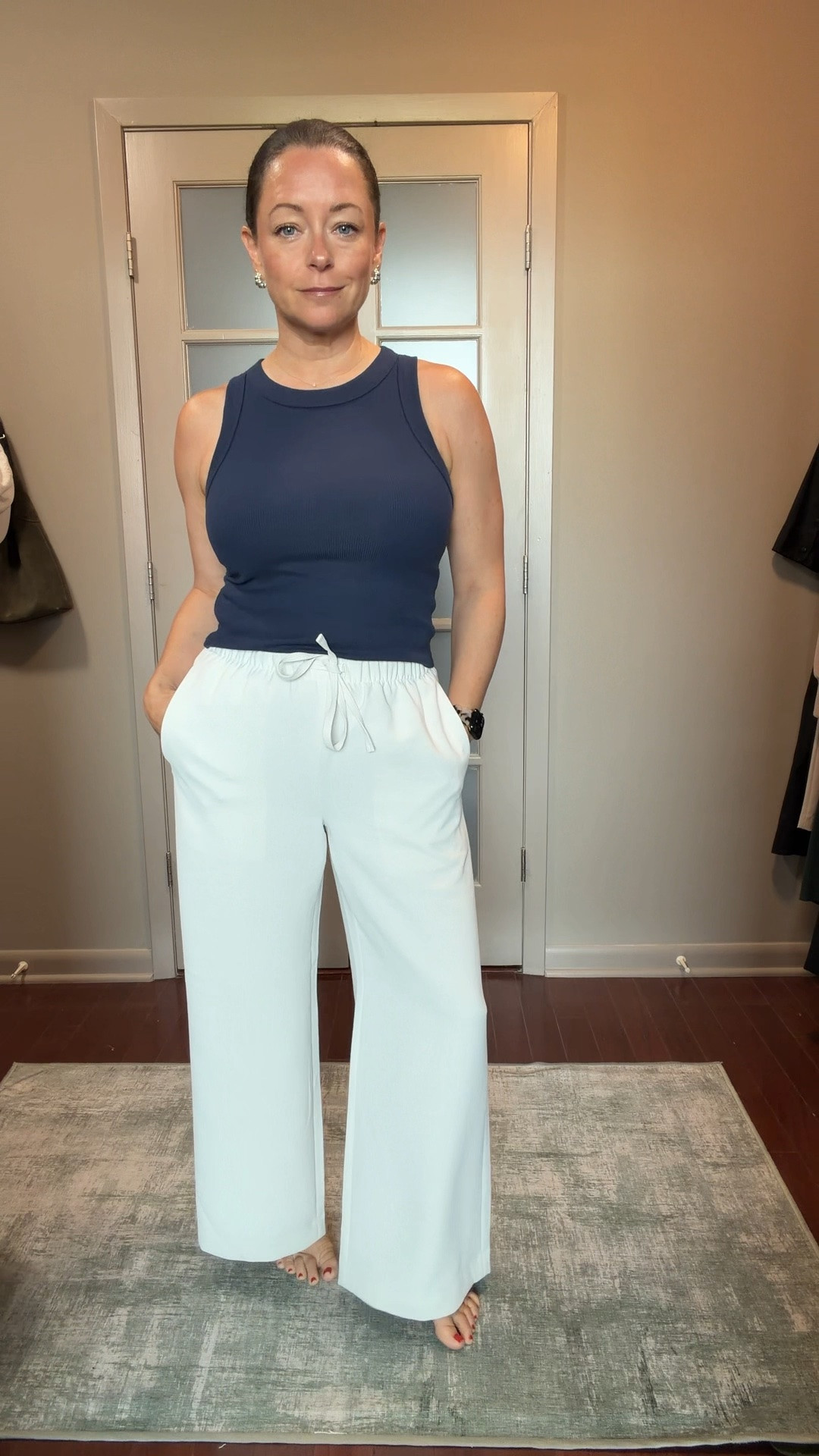 Simple tank + white pants for a daytime event
