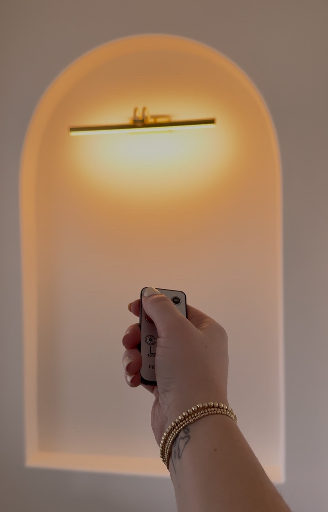 Rechargeable picture light with no wires and remote!! #amazonfinds #amazon