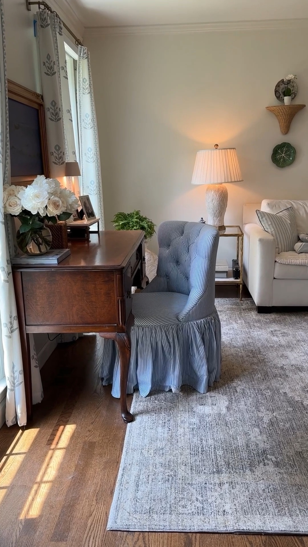 Still not over this desk chair 🪑💙 I spotted it on Wayfair and couldn’t add to cart fast enough—blue and white stripes, a classic skirted base, tufted back, and the comfiest seat. It’s the kind of chair that makes you want to sit down and get things done… or at least look good pretending to. @wayfair @wayfairpartner #wayfair #classicdecor #wfh 

#LTKHome #LTKSaleAlert