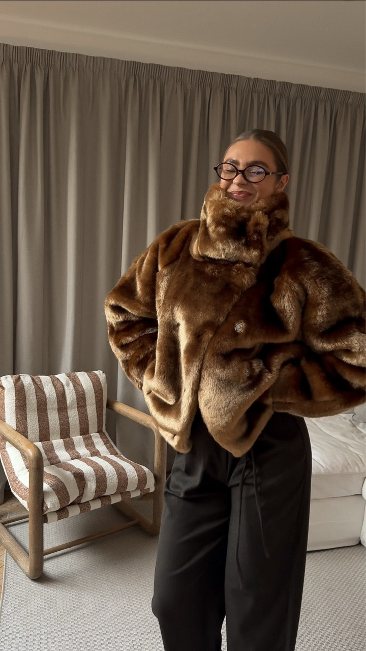 ad. @asos faux fur coats & Black Friday sale is not to be slept on 👏👏 

jackets are linked on my @ltk.europe in bio xx

#asos #blackfriday #fauxfur #fauxfurjacket #fauxfurcoat #browncoat #winteroutfit #winteroutfitinspo #winterootd #asoshaul #blackfridaydeals #ootd #outfitinspo #cosyoutfit #fluffycoat #casualoutfit #everydayoutfit #brownoutfit #outfitinspiration