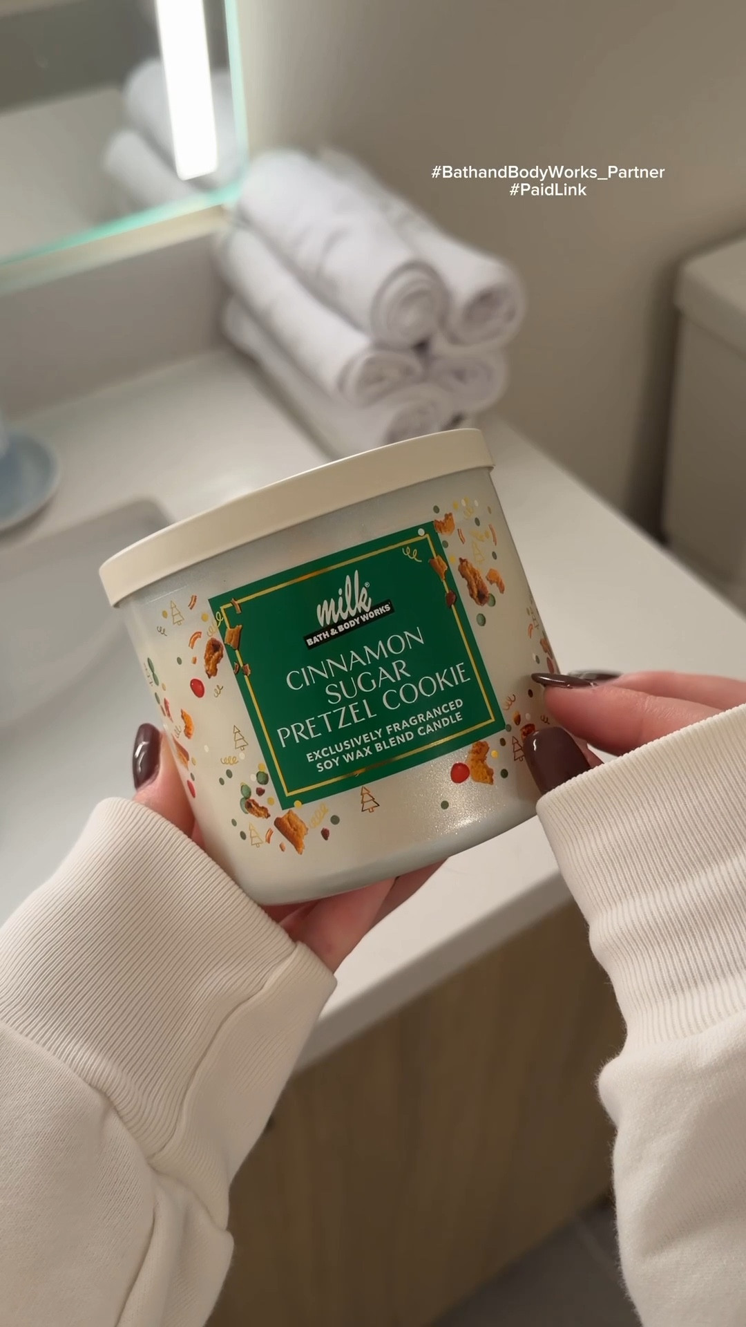 #BathandBodyWorks_Partner #PaidLink the christmas collections are finally here! 🤭🤎✨ who else is getting excited for the holidays..

this new collection is from @bathandbodyworks  and has the most incredible scent in ‘cinnamon sugar pretzel cookie’ 🍪🎄🥨 you guys have to try it. 

#selfcare #nightin #selfcarenight #nightroutine #routines #wellness #healthygirl