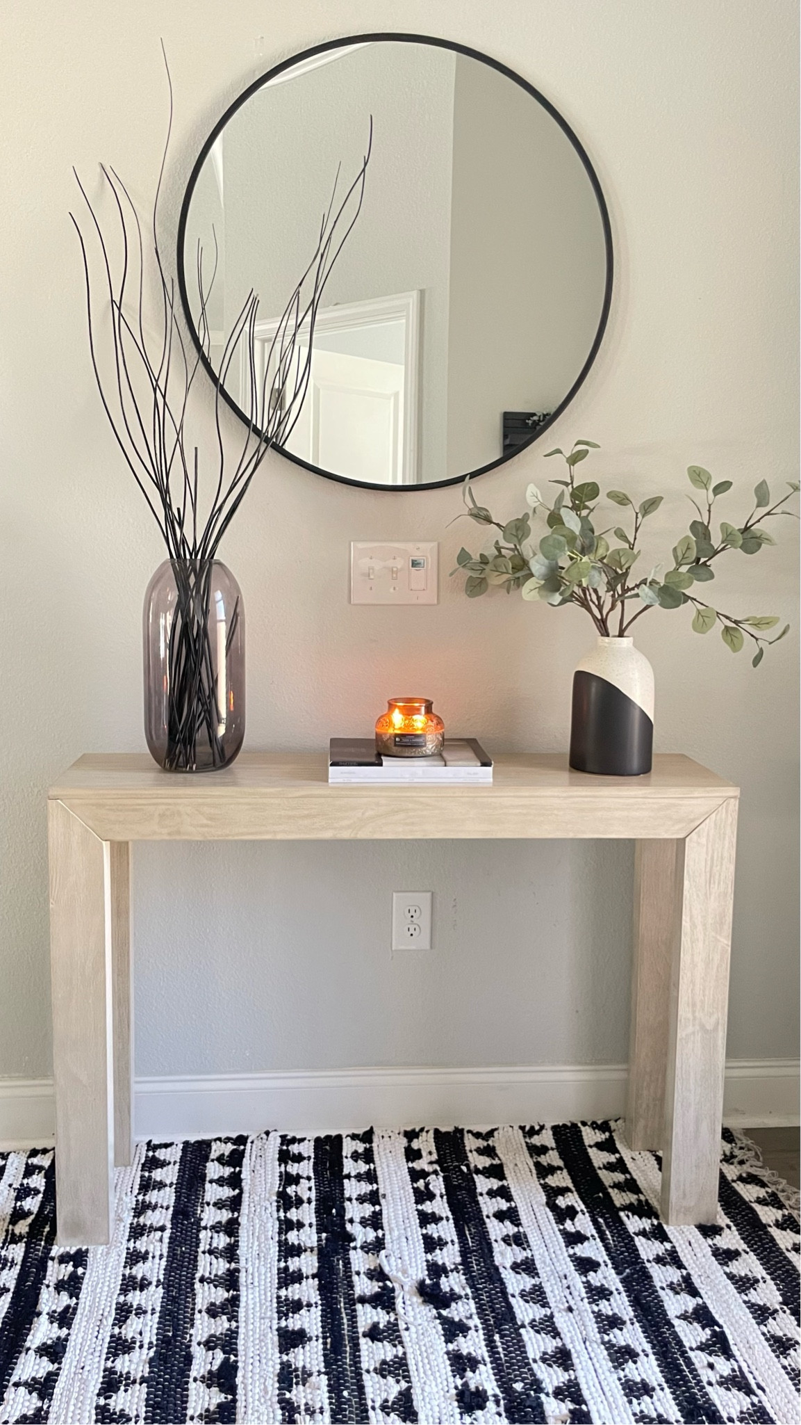 This neutral entryway table is perfect for small entry ways! 

#homedecor #entrywaytable #smallentryway #neutralhomedecor