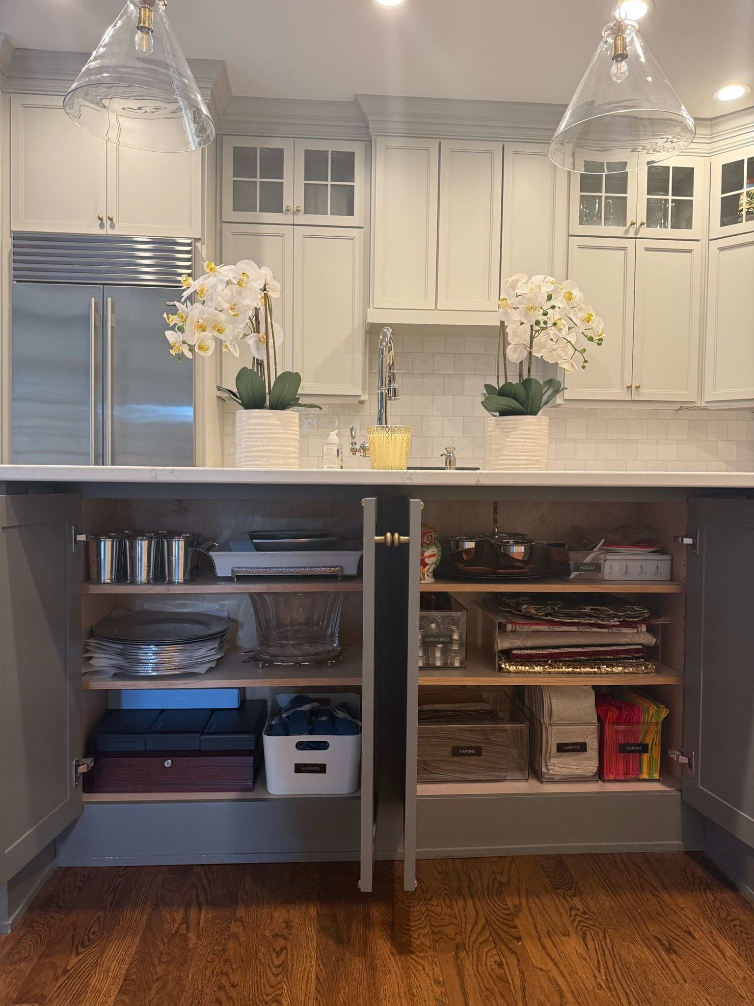 Moving is stressful enough without spending weeks unpacking delicate kitchen items one random box at a time. Our unpacking service helps take the chaos off your plate - from carefully wrapping keepsakes and real silver to creating organized kitchen systems that actually function once you're settled in.

📦 Moving soon? DM us "UNPACK" to learn more about our unpacking services.

#LTKHome