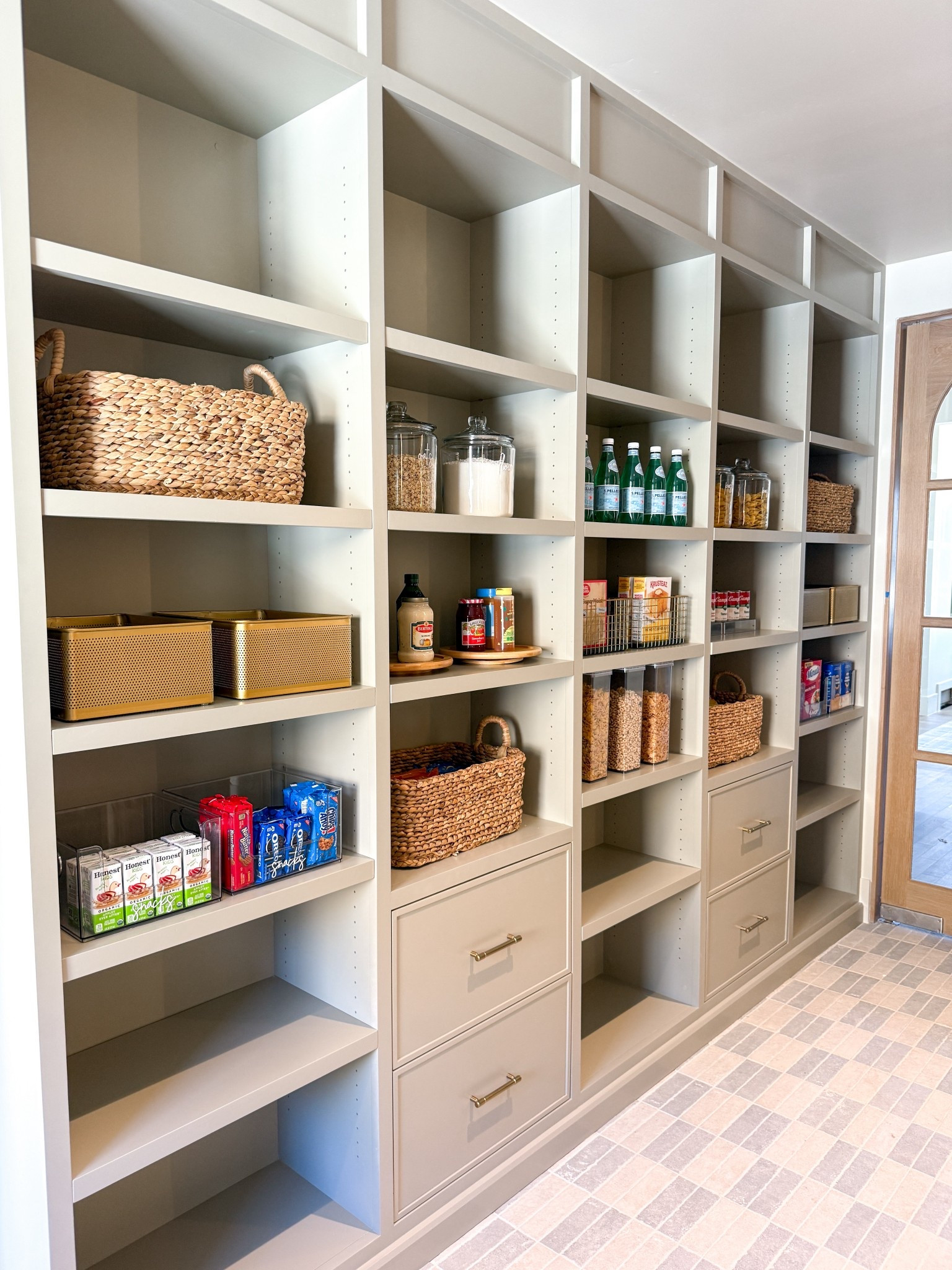 Dreamy butler’s pantry organization! ✨