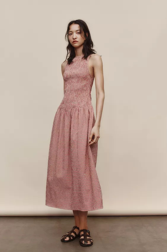 Round neck midi dress with sleeveless armholes. Smocked stretch fabric. | Zara US