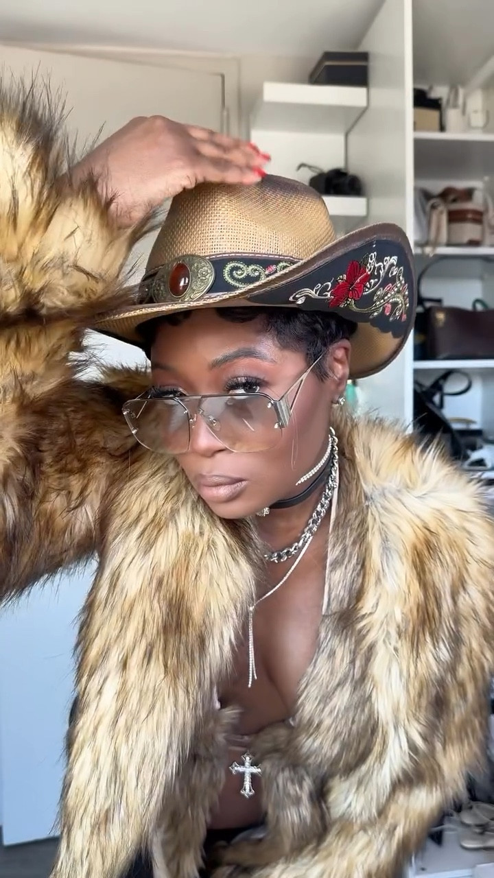 Cowboy Carter ready, but make it couture 🐎
•
•
•
#cowboycarter #letsgetdressed #pregnantoutfit