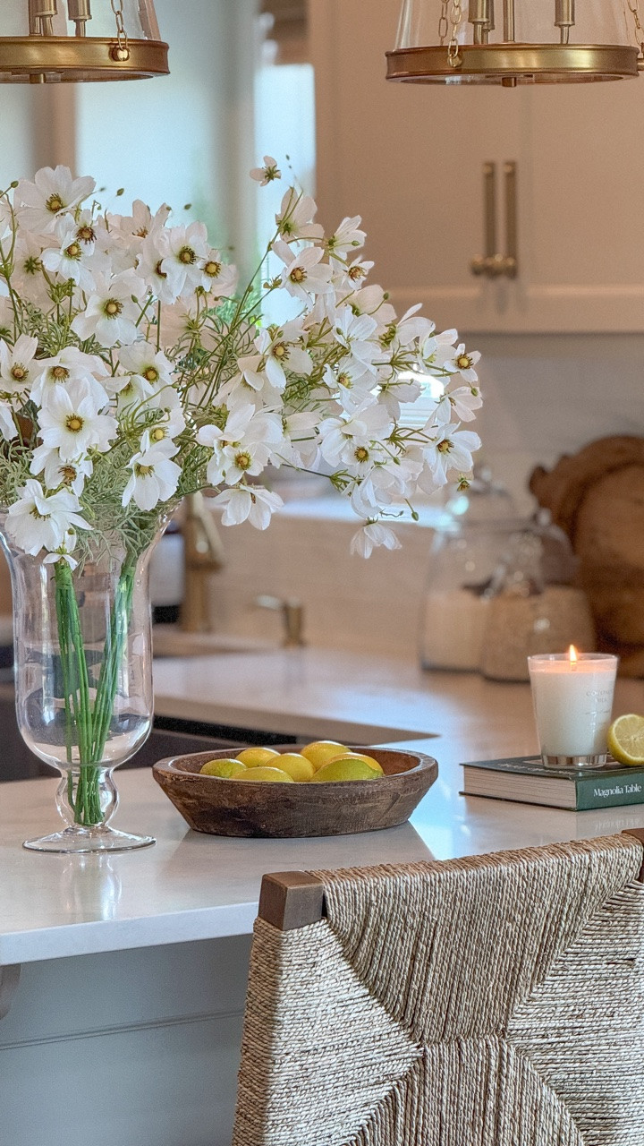 Let's style my kitchen island 🍋🤍🌼
This space needed some lemons and flowers to bring in the summer vibes! 

Comment SHOP for the links! 🤎
Watch the full kitchen styling in my YouTube channel! 

Home decorating . Home styling . Summer decor . Home design . Home inspiration . Interior design . Home decor . Kitchen styling . Kitchen decor #homedesign #homestyle #homedecor