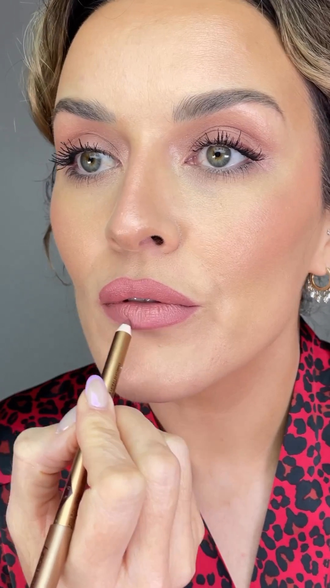 💋Current Favourite Lip Combo 💋

This is how I create a fuller lip look. For me, I like to create a slightly fuller top lip to balance with my bottom and here, I explain how in the demo. 🎬

I’m using my current fav lip combo by @charlottetilbury lip pencil Pillow Talk Medium and lipstick Dance Floor Princess which is a lovely satin cream, nicely hydrating and gives a little luminosity for a plumping effect 💋

Check out more how to beauty on my Instagram @xokerryharveyxo ✨

#bridalmakeup #bridalmakeupartist #wedding #makeup #makeuptutorial #lips #makeupvideos #instamakeup #charlottetilbury

#LTKbeauty #LTKeurope #LTKstyletip