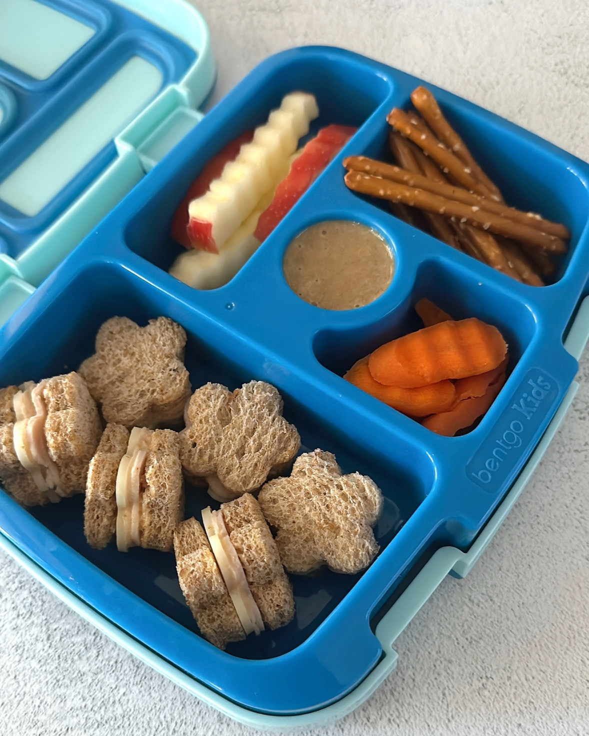 Toddler Lunchbox Idea🍽️
Turkey & Cheese Sandwich Bites, Apples, Carrots, Granola Butter & Pretzels! 

Cutting sandwiches into bite-sized pieces makes them more manageable for little ones, especially if your little one doesn’t have a ton of time to eat their lunch😊