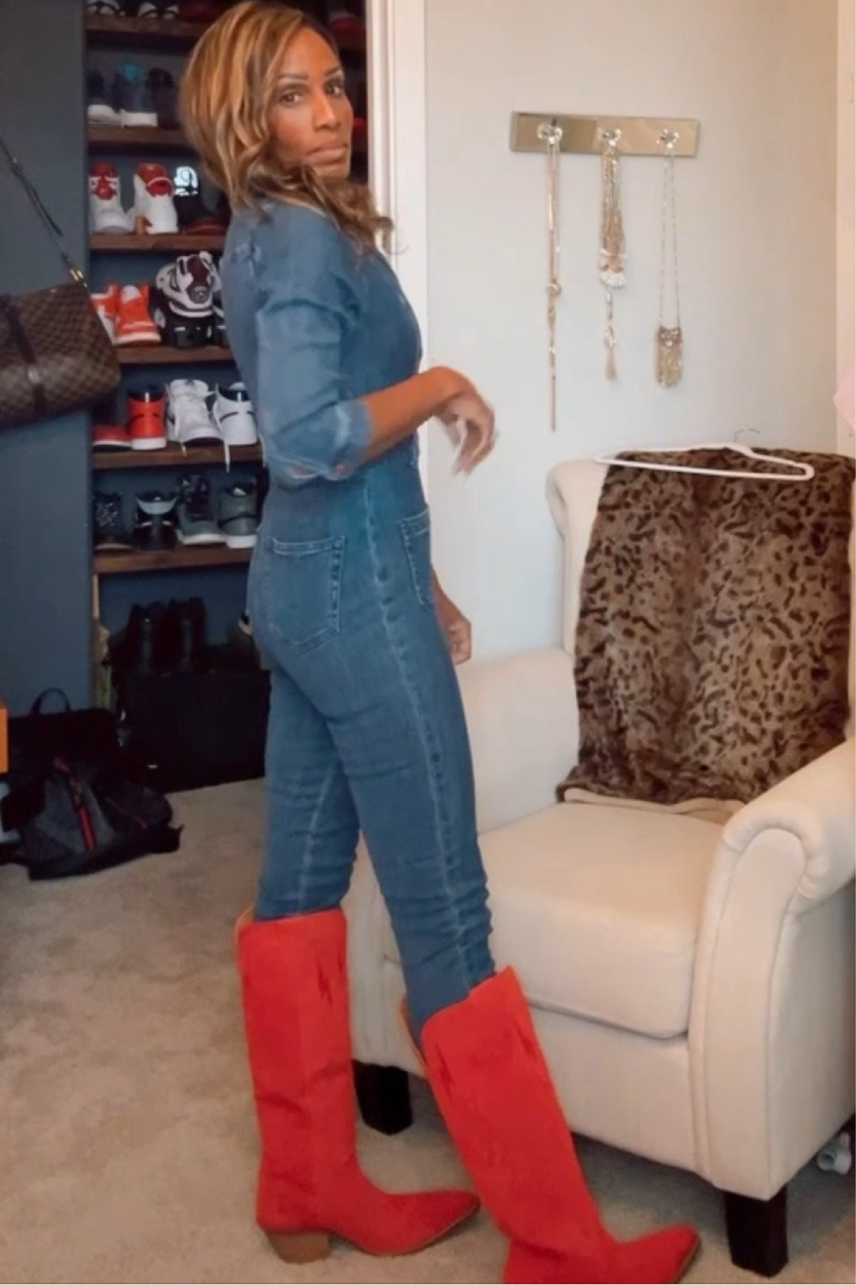 Love everything about this outfit!!! ❤️

#redboots #cowboyboots #dingo #denim #jumpsuit #denimjumpsuit #bebe #westernstyle #rodeooutfit

#LTKshoecrush #LTKU #LTKstyletip