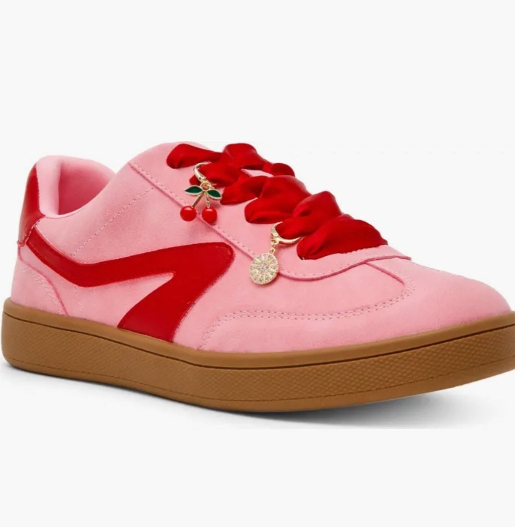 The coolest! 
XOXO POSHTEACHER💛

#LTKU #LTKShoeCrush #LTKActive