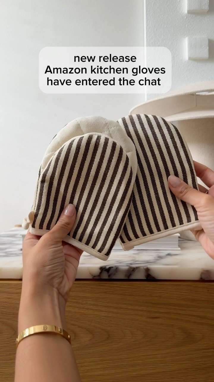 Comment “YES” for links to these stunning and timeless oven mitts!!! LOVE the style of these new release mitts!!!😍😍 PERFECT for the new season too!!! Chic kitchen finds on Amazon! Follow and comment YES for the links!! #amazonkitchen #viralkitchen #kitchenfavorites
