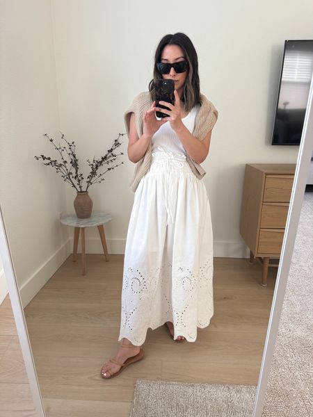 Moon River white eyelet midi skirt. So much potential. Needed to be a little shorter. But if you’re taller, this is so cute!!

Z Supply tank xs
Moon Rover skirt xs
Ancient Greek sandals 35
Nordstrom sweater xs
Celine sunglasses 

#LTKshoecrush