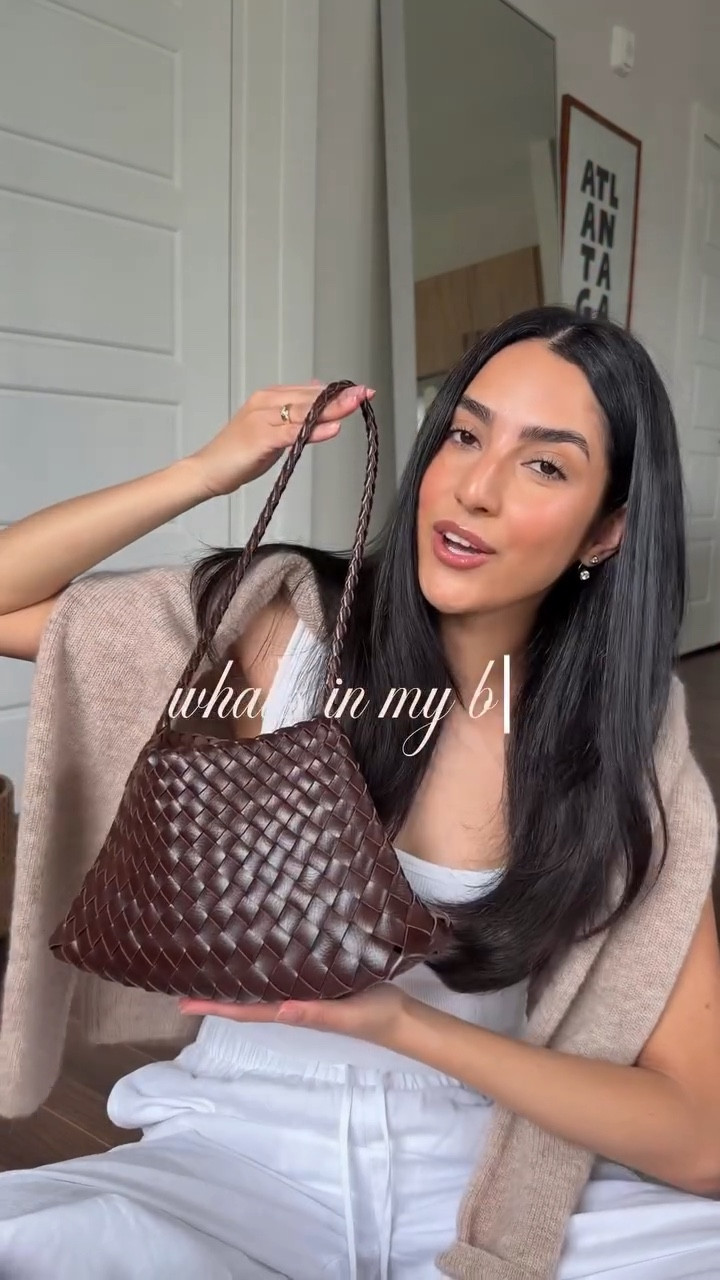 what’s in my @anthropologie bag 🤎 
obsessed with woven bags like this right now!

#whatsinmybag #purselover #anthropologie #springfashion #fashion

#LTKBeauty #LTKootd #LTKSeasonal