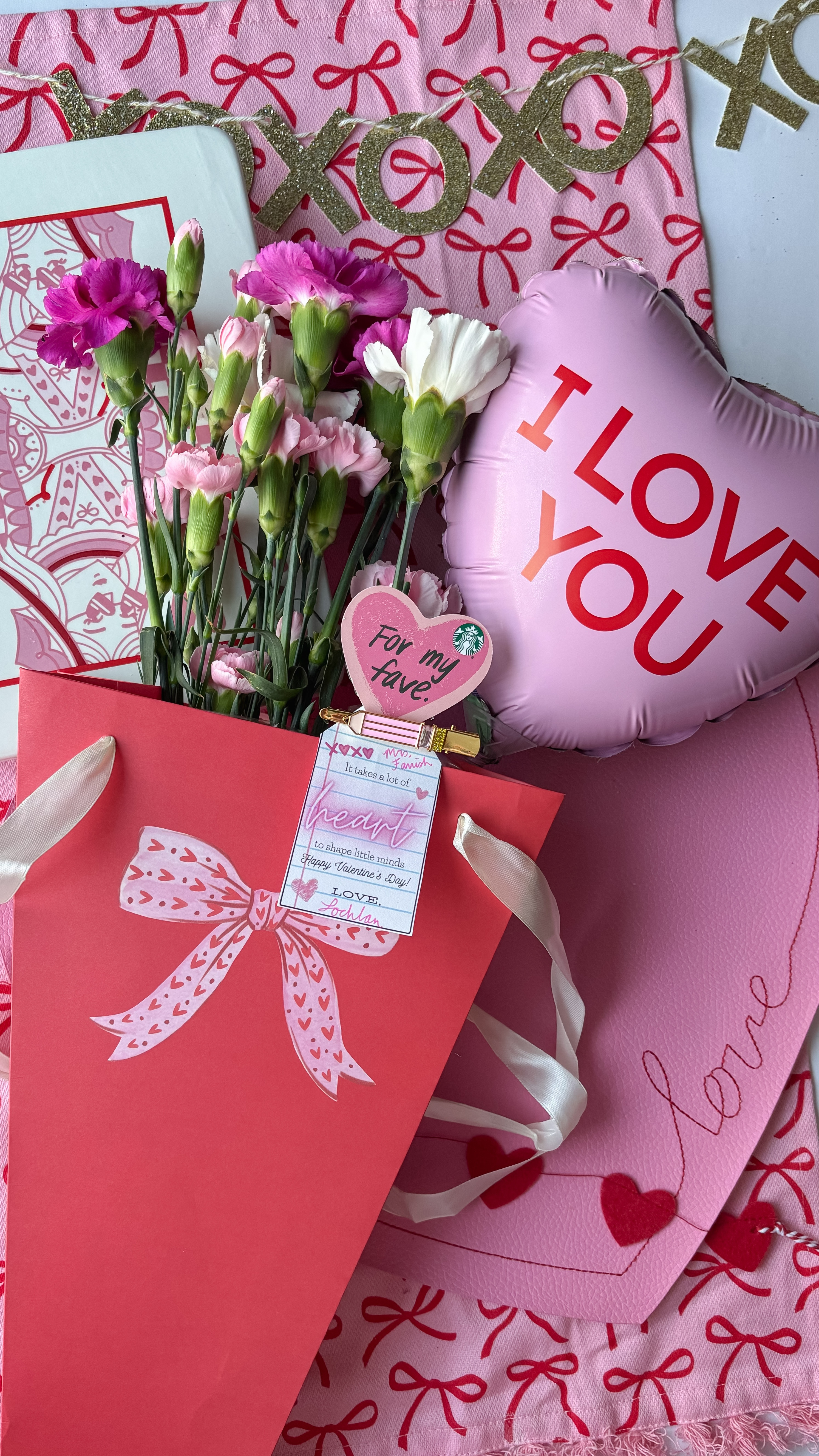 💕 Last Minute Valentine Gift Idea! 💕
You can never go wrong with a gift card, but *zhush* it up a bit with some flowers! These bouquet holders make gifting them even easier, and the candy heart balloon was a fun random find!
These are perfect for teachers, therapists, Galentines, etc. 💝

‼️The balloons are DOUBLE SIDED! ‼️

SAVE and SHARE with any other friends who may need a quick idea!

#LTKSeasonal #LTKmomlife #LTKValentine