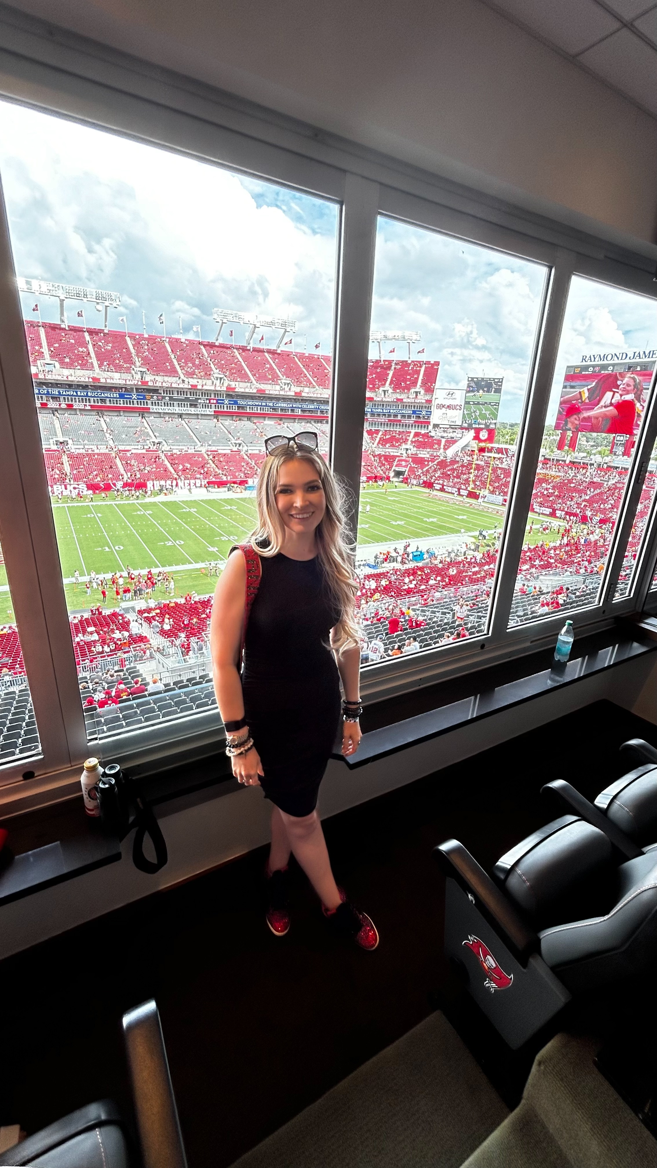 Nothing like a great Sunday with God, football, and the perfect outfit for cheering on the Bucs! 🏴‍☠️ Keeping it cool and classic with a black and red combo because it’s still way too hot in Florida to pretend it’s fall. A hint of studs to keep the faith strong, and comfy sneakers for those victory strides. Sundays are for gratitude, good vibes, and a whole lot of team spirit. Let’s go Tampa Bay! 🙌

#LTKStyleTip