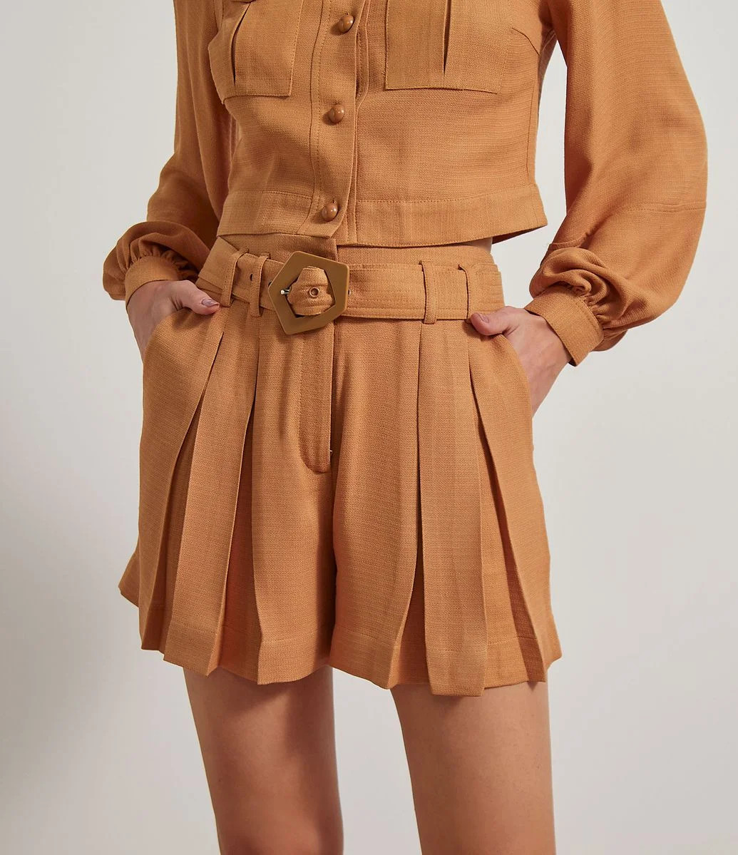 Short Clochard em Viscose com Pregas e Cinto Amarelo | Lojas Renner BR