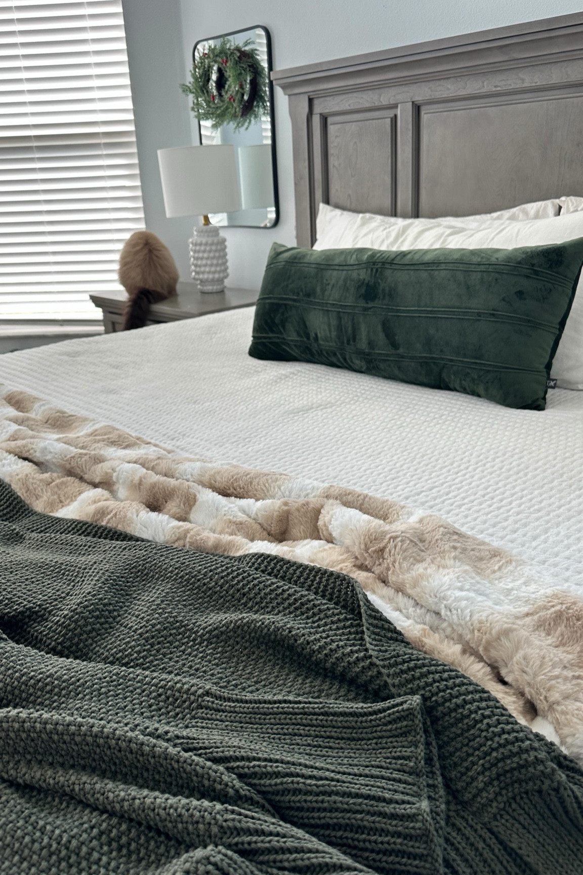 And this is what you call and minimal holiday bedroom:) #christmasdecor