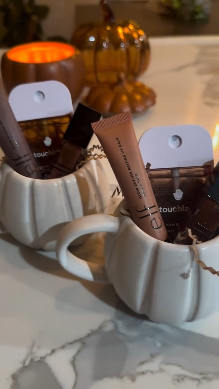 Mini boo basket! 
•
•
•
#mini #miniboobasket #boobasket #boobasketideas #giftideas #giftidea #giftideasforher #giftguide #halloween #hallowengift #halloweenbasket #giftguideforher #touchland #elfcosmetics