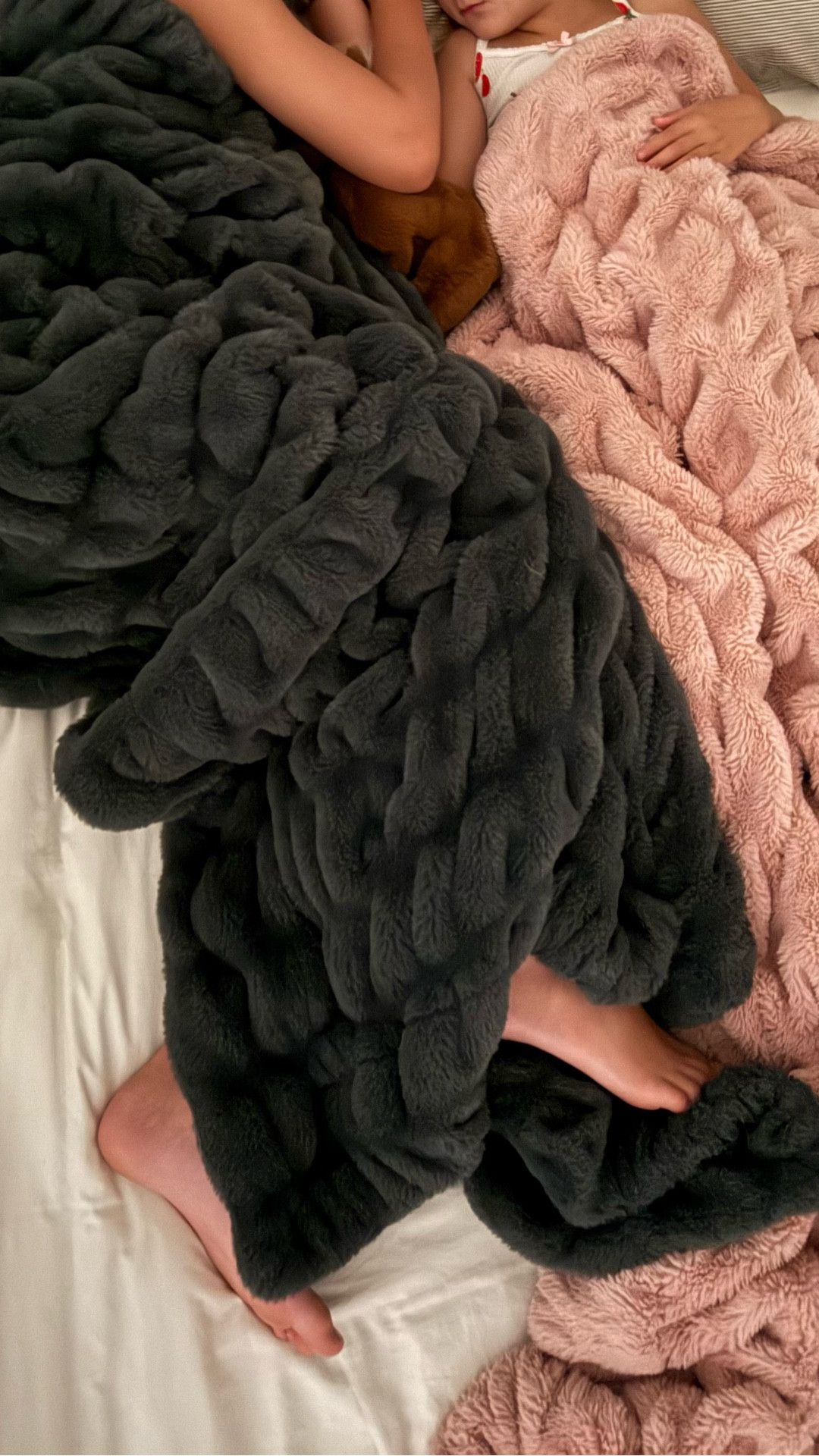 🛏️ Lola Blankets — 100% worth the hype and easily one of our most-loved blankets in this house.
Soft, cozy, perfectly weighted, and somehow still looks cute draped over a bed or couch.
These are our go-to for kids beds, movie nights, couch snuggles, and sleepovers. Shay reaches for hers daily, and it’s one of those items that feels special but actually gets used (not just a “nice” gift that sits there).
If you’re shopping for cozy gifts for kids, birthday or Christmas gifts for girls, or something that feels comforting without being bulky — this is it. Washes well, holds up, and still feels luxe.


#LTKHoliday #LTKGiftGuide #LTKKids