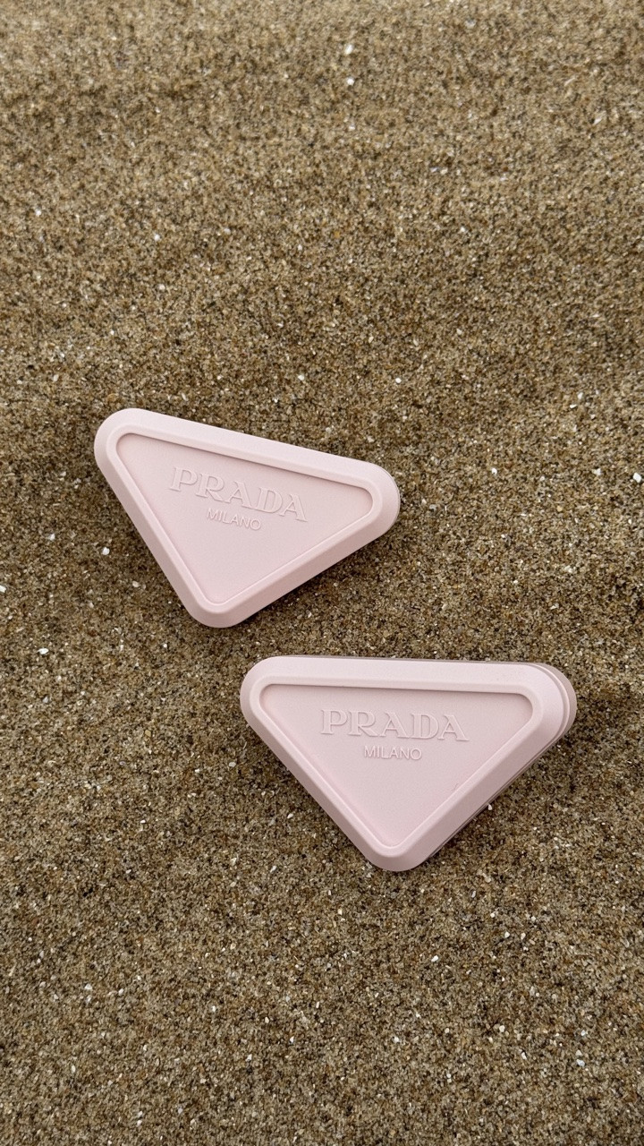 Beginner-Friendly Blush Blindness 💕

I really love the moment that blush is having… it’s not always been this way but through THE culture and pioneers like @paintedbyesther we’ve seen the industry move forward in leaps and bounds!!

Here are my first impressions of the NEWish @pradabeauty Touch blush. It’s giving ‘transitional blush’!! I’ll always gravitate towards a cream blusher as I love the flexibility of using my brush of my hands to blend it in!

This is soooo pretty, why do you think?

#blushblindness #pradabeauty #makeupreview #skinfluencer #paintedbyesther

#LTKsummer #LTKluxury #LTKbeauty