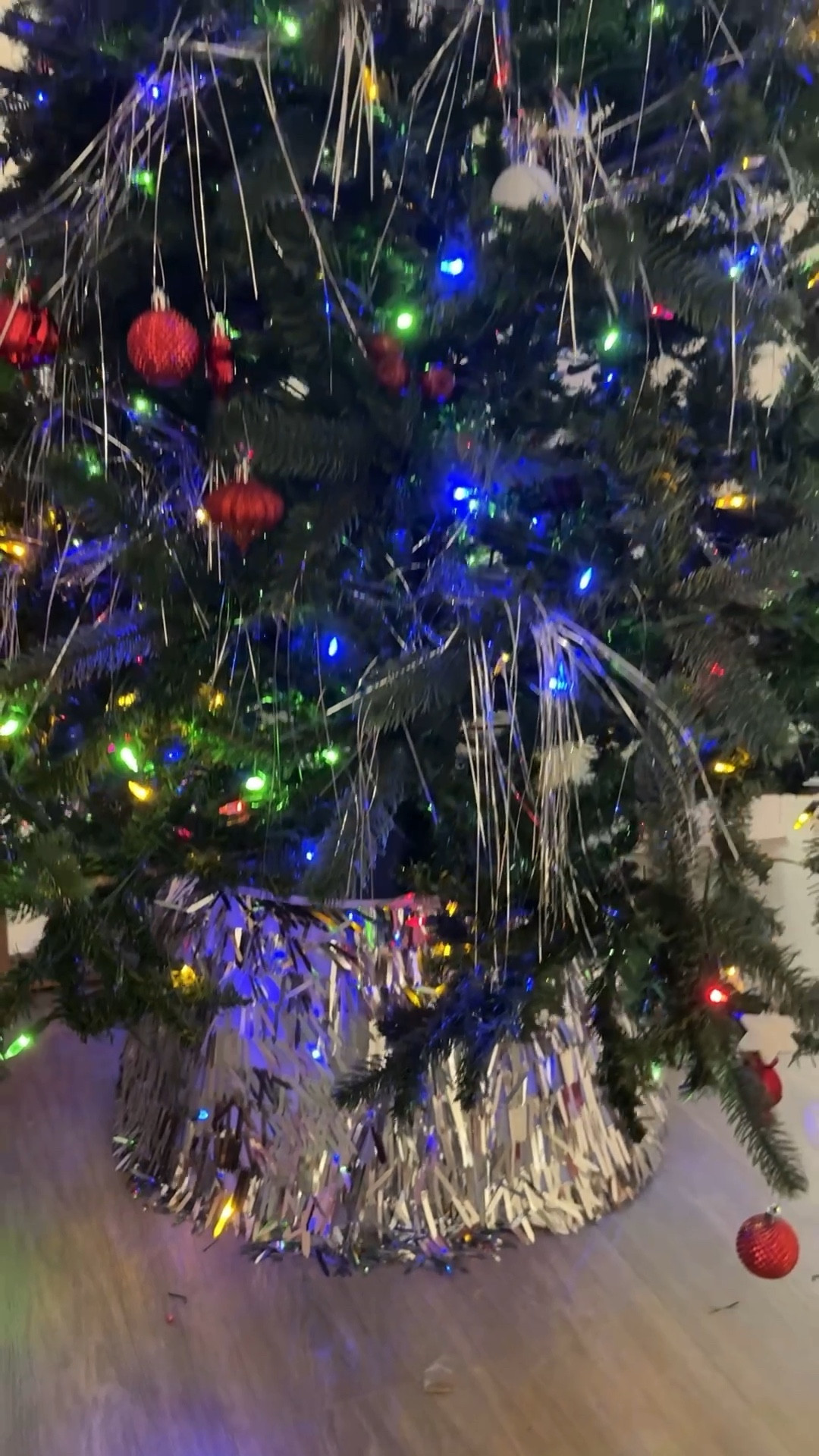 We’re just starting on the Christmas tree but I’m already loving the two additions this year from Target: tinsel icecicles and this silver fringe tree collar! 

#target #targetfinds #targetrun #christmastree #christmasdecor #holidaydecor 

#LTKHome #LTKHoliday #LTKSeasonal