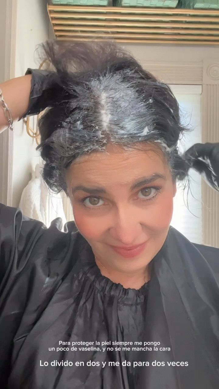 Las estilistas me van a perdonar, no me juzguen 😂 pero esto a mí funciona y es lo que hago más o menos una vez al mes   Tengo muchas alergias a químicos y hasta ahora estoy bien con este producto. También uso esta botella para más fácil aplicación y los tonos que uso son tanto el 4N como el 5 N. A veces solo o algunas veces dependiendo lo que quiero mezclo mitad de un color y mitad de otro. Y así le digo bye bye a las canas !! ✨🤩

. Bye bye grays from my home routine! 
Para mas sígueme en mi canal de YouTube y mi IG account: carommchic 
. 

#LTKOver40 #LTKStyleTip #LTKBeauty