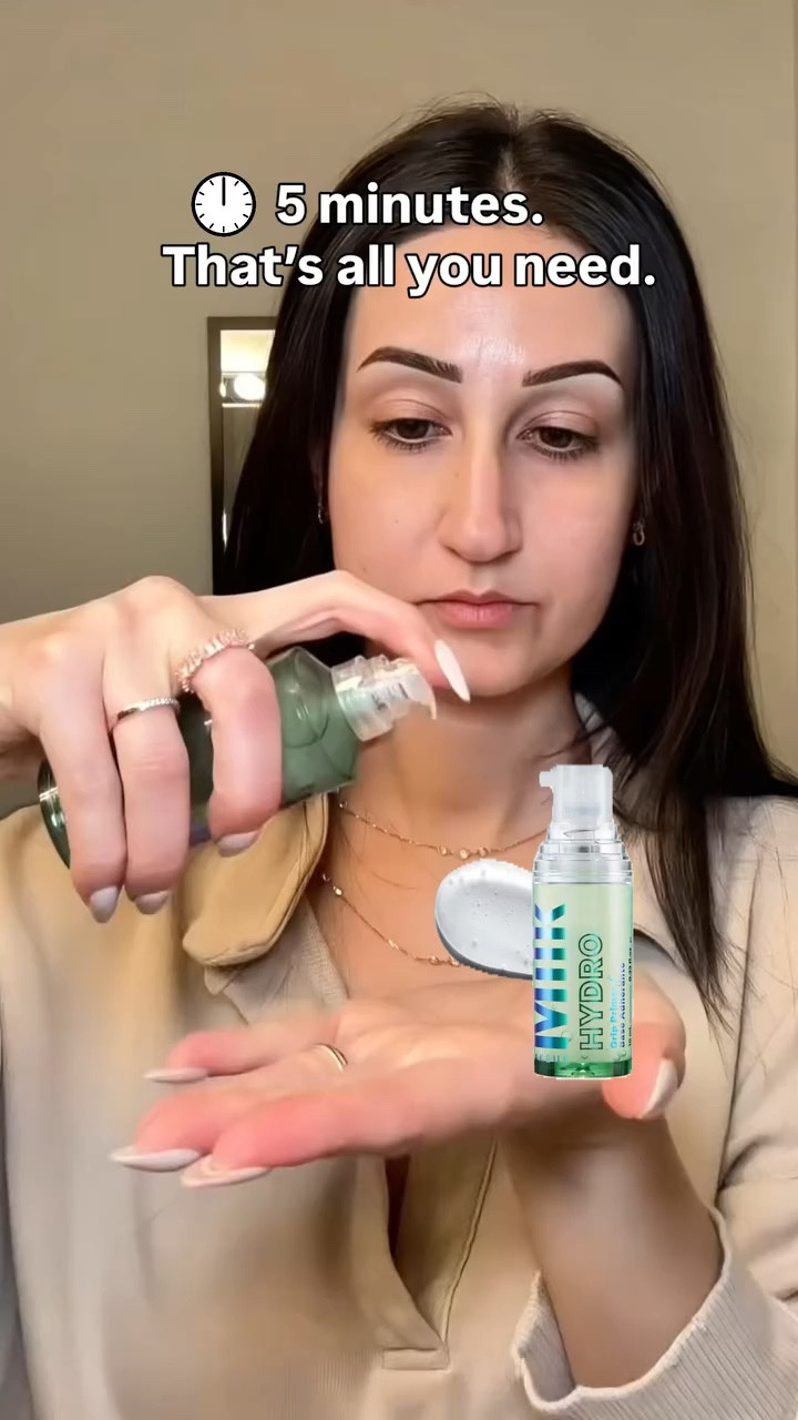 Five minutes to polished. No heavy layers. No complicated steps. Just a routine that works.

Busy women, this one’s for you. Save this for your next rushed morning. 💗
 
Products:

@milkmakeup Milk Hydro Grip Primer 
@maybelline Super Stay Skin Tint 
@tower28beauty Concealer
@nudestix Cream Bronzer & Cream Blush Sticks
@hudabeauty Setting Powder 
@gisou Lip Oil
@onesize On’ Til Dawn Setting Spray

#dailymakeup #quickmakeup #makeuptutorial #tutorialvideo #quickglam