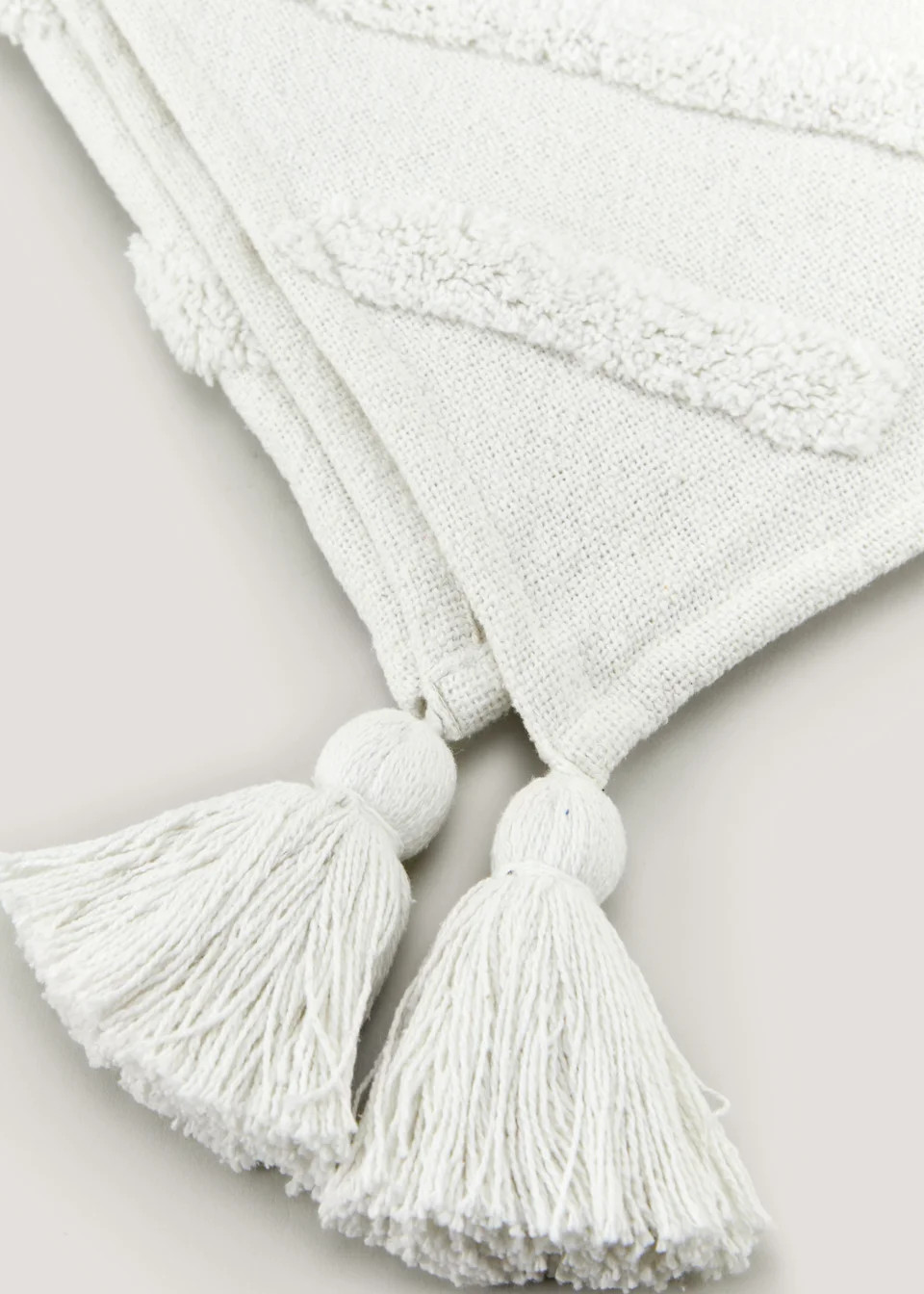 White Geo Tufted Throw (130cm x 150cm) | Matalan (UK)