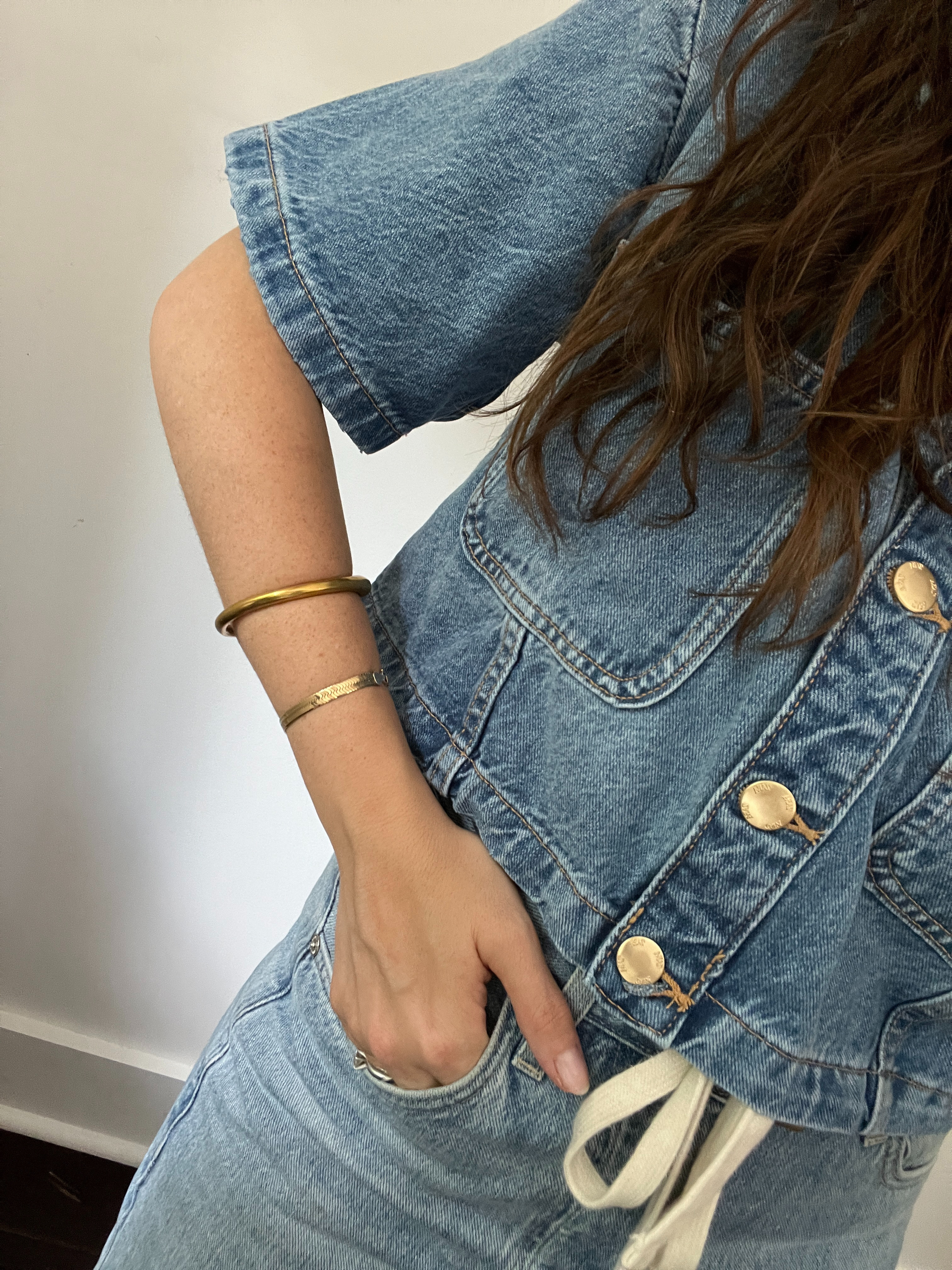 Minimal effort, maximum impact. These gold cuffs instantly pull together a denim-on-denim moment without trying too hard.

#casualoutfit #denimondenim #momoutfit #coolmomoutfit #effortlessmomoutfit 

 #LTKStyleTip