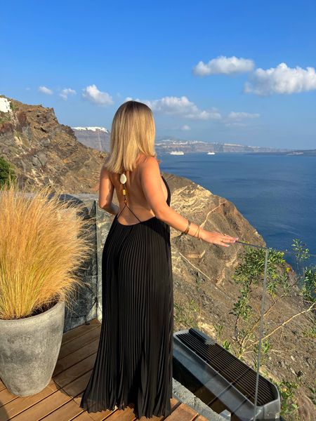 obsessed with the back of this dress!! 

#LTKstyletip #LTKSeasonal #LTKtravel