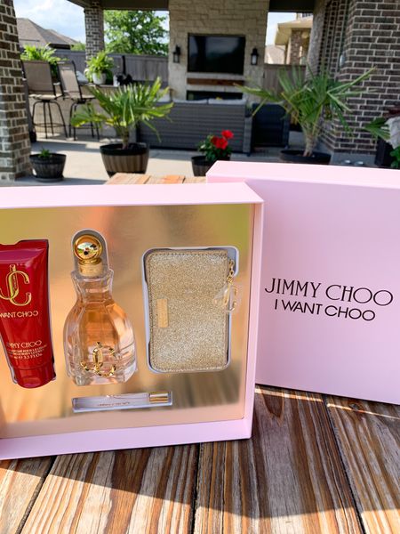 Mother’s Day is right around the corner. This Jimmy Choo, I want you set is a great Mother’s Day set for the special moms in your life. #JimmyChoo #Perfume #PerfumeSet #Womens #Dillards #GiftSet #MothersDay 