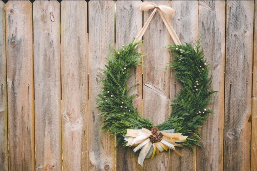 Ivory and Gold Horseshoe Door Wreath, Holiday Door Hanger, Front Door Decor, Horse Shoe Wreath, F... | Etsy (US)