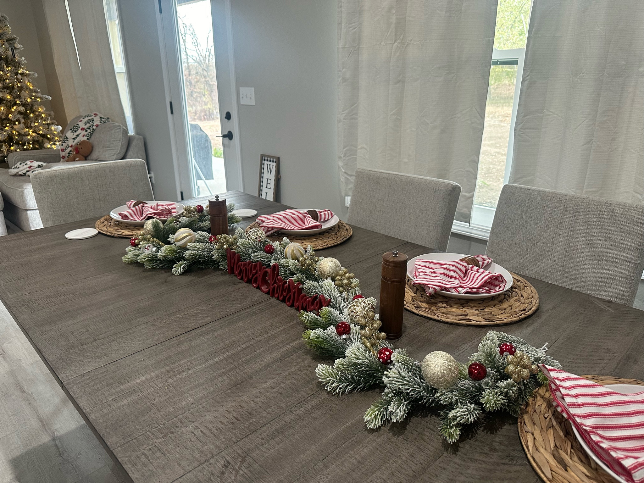 Dining room table Christmas decor #diningroomdecor #christmasdecor #christmasdecorations 

#LTKHome #LTKSeasonal #LTKHoliday