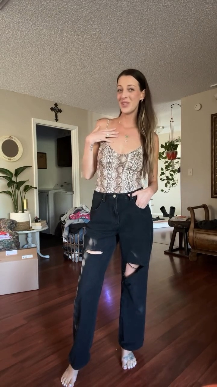 Ever since I was a little girl this will never not forever be a favorite. Happy hump day cuties! 💖💫 and if you’re feeling a little stuck, a little bored or like you need a good reset, don’t forget to sing or dance today! Dancing and movement shakes and breaks up stagnation while singing and the vibration of our vocal chords function as a therapeutic release that reduces cortisol while simultaneously increasing oxytocin (think those feel good endorphins!!!) and it also can strengthen your immune system. Don’t believe me? Google it! Why do you think I’m always happy and I’m also never sick?? Your girl is always alwaaaays singing and dancing 🎤💃🏼🎶🤪

Comment link for a link to my outfit besties 💖💫 @genleck @mossimoofficial 

​⁠ #cowboytakemeaway #carlypearce #singing #dixiechicks #singingcover ​⁠ @carlypearce @thechicks